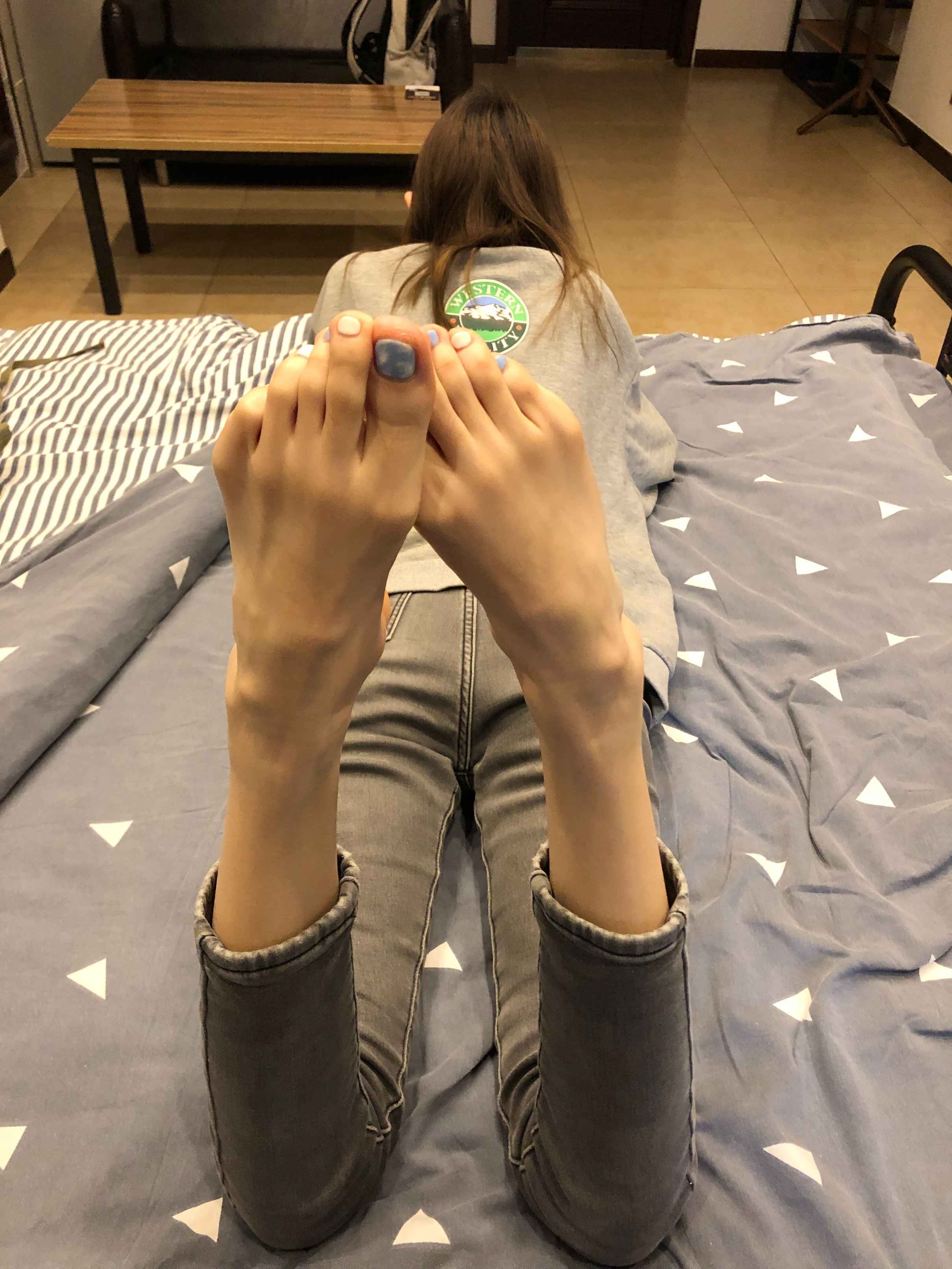 【网盘】老哥约大学城妹子出来看电影后到酒店玩舔美脚