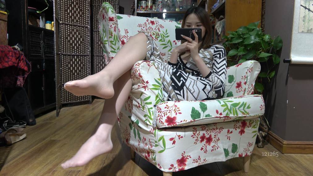 【网盘】[视频] K&#038;M 267-沙发连衣裙美女肉丝高跟挑鞋