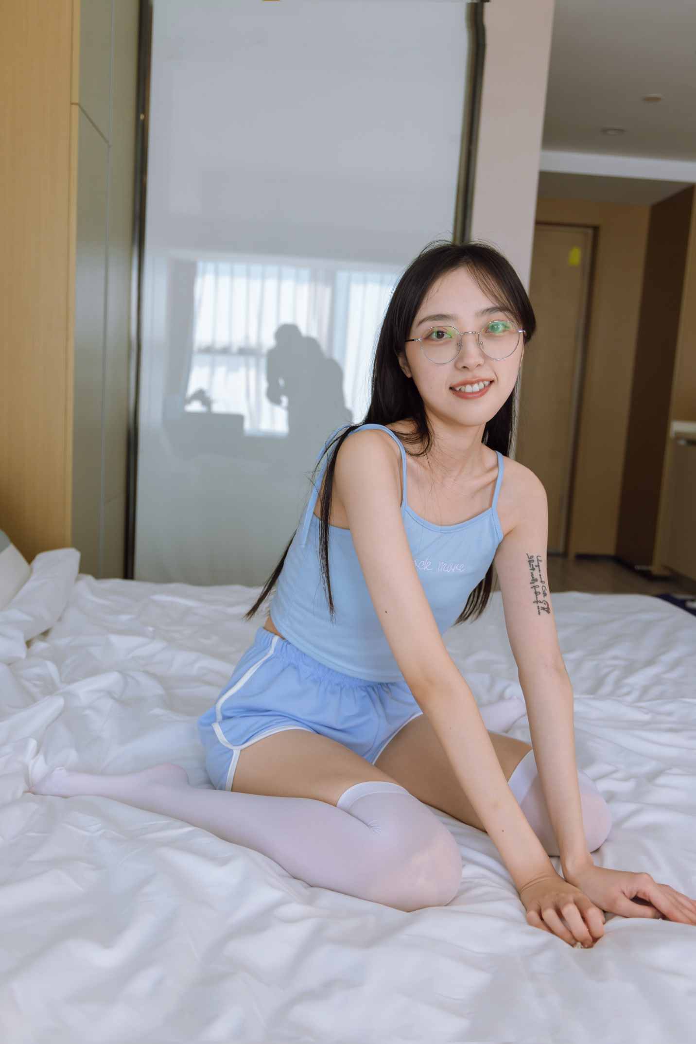 【网盘】[袜啵啵]157期 稚予-高跟鞋、白丝大腿袜、裸足