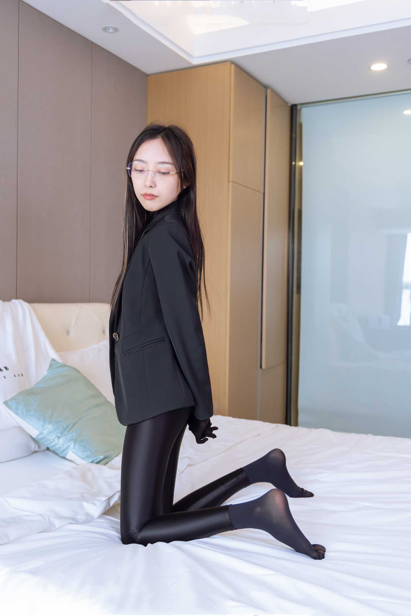 【网盘】[袜啵啵]164期 稚予-长靴、五指袜黑丝、裤里丝、丝袜手套、连体服