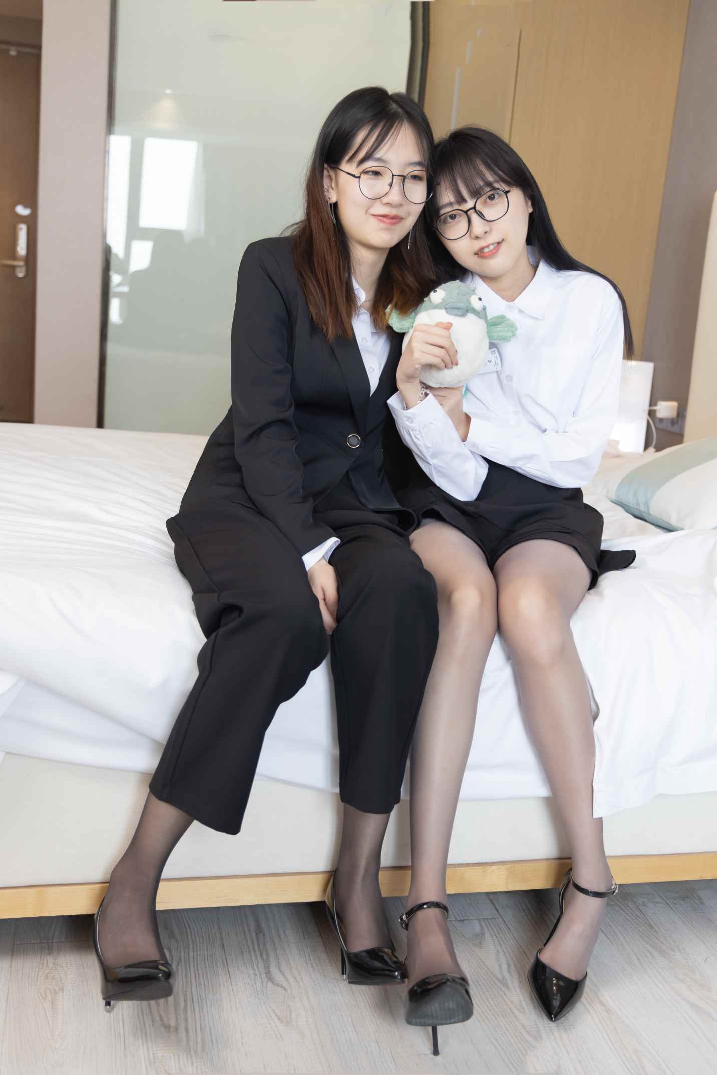 【网盘】[袜啵啵]165期 小甜豆稚予-三套服装、六双高跟鞋、深灰丝、肉丝