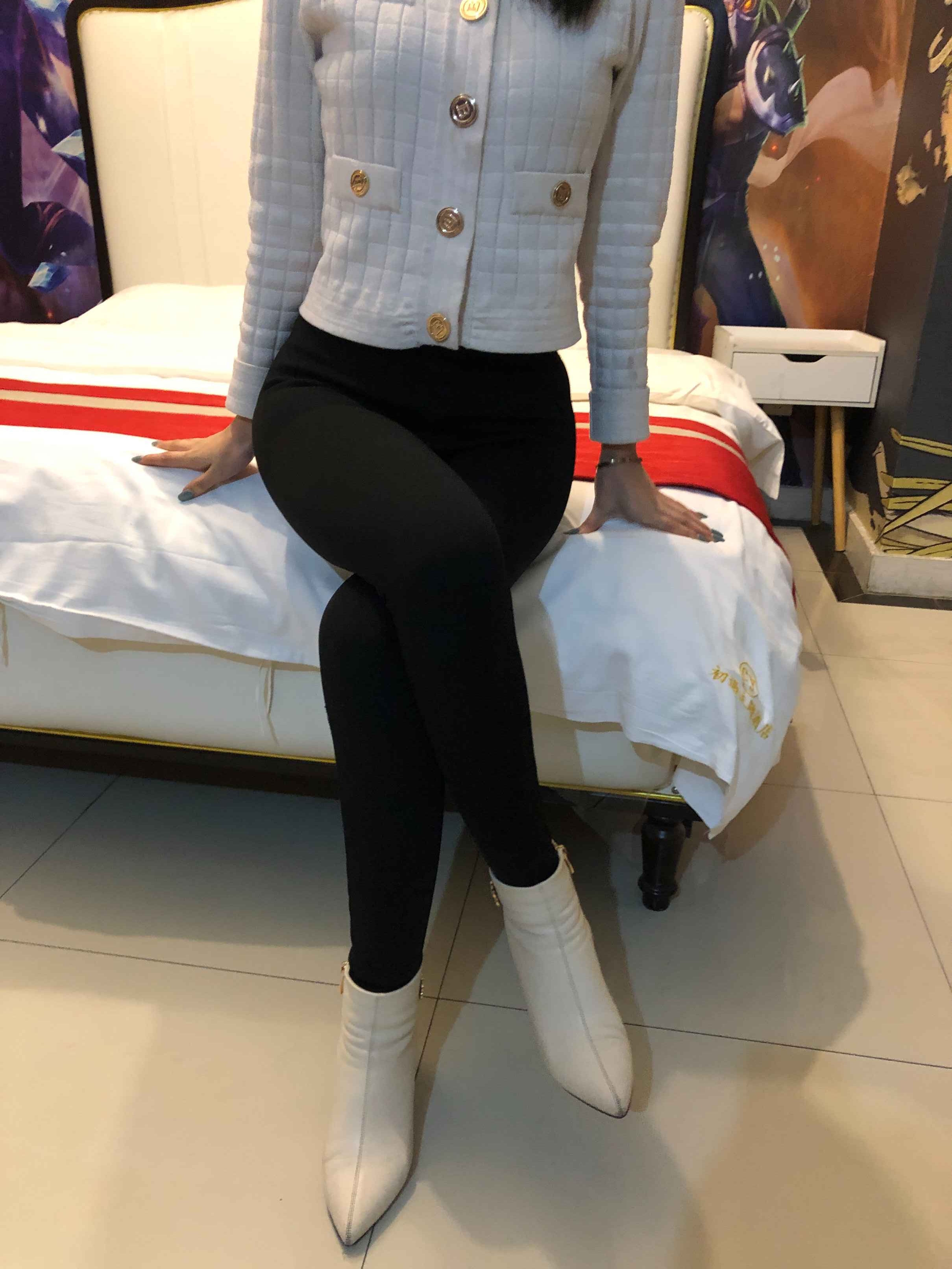 【网盘】约风骚大四礼仪妹子到宾馆扛起双腿tian脚