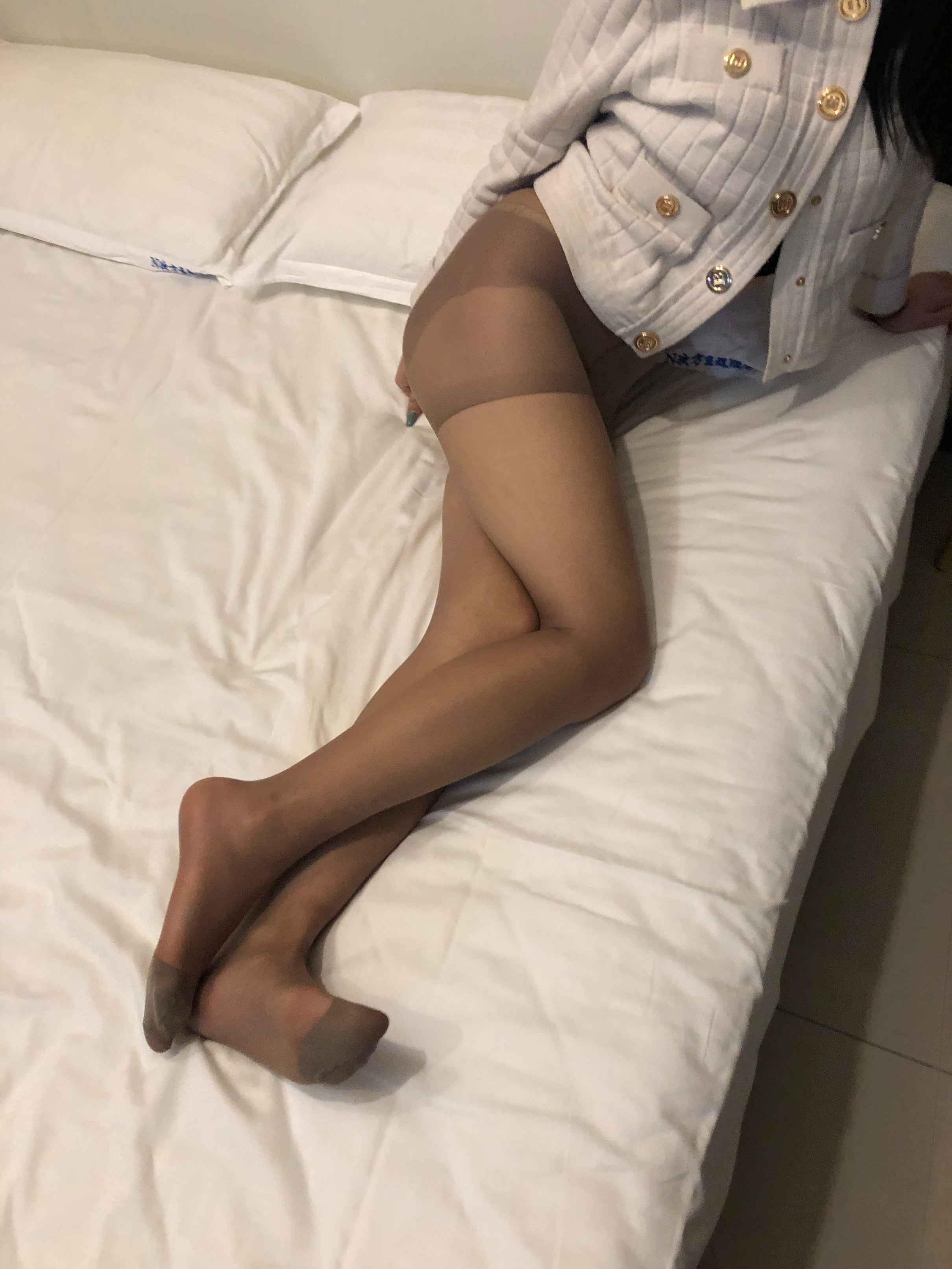 【网盘】约风骚大四礼仪妹子到宾馆扛起双腿tian脚