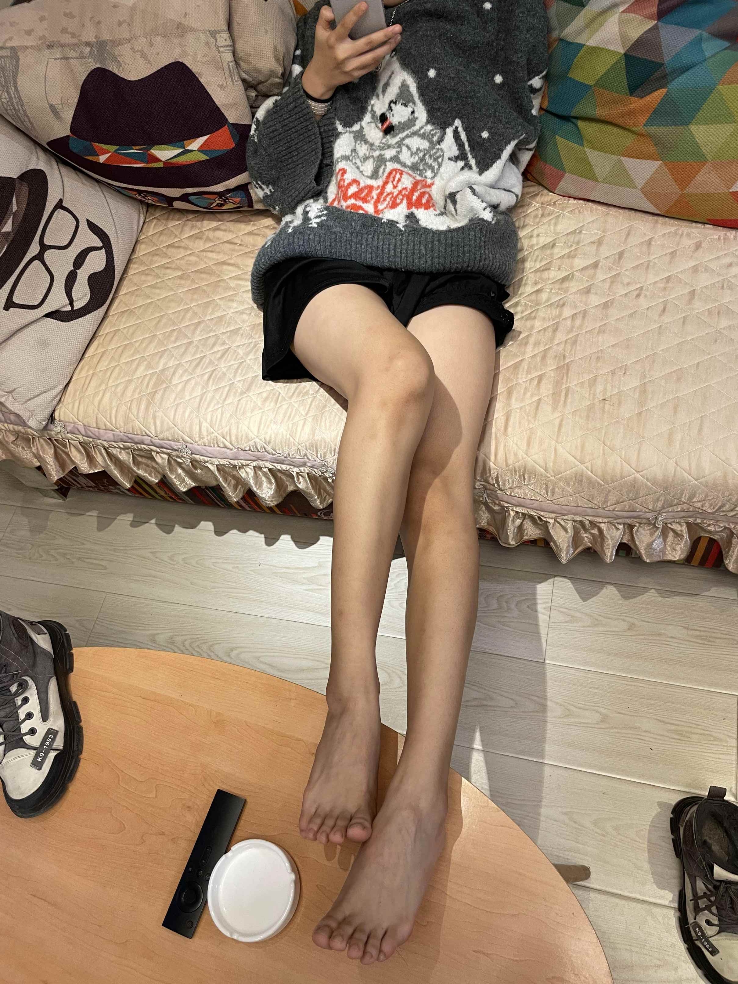 【网盘】可爱圆脸妹妹小黄袜捧起裸足大口tian