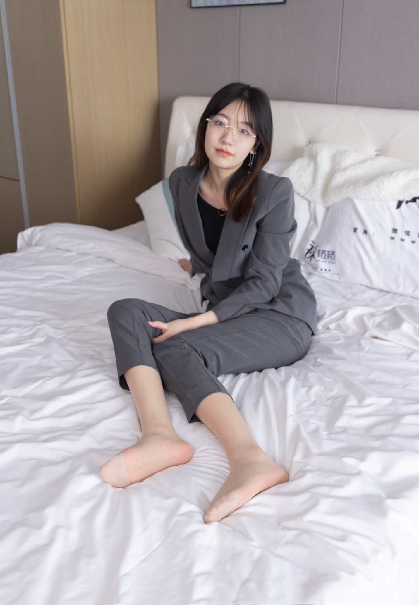 【网盘】[袜啵啵]172期 小甜豆-高跟鞋、肉丝、ol风