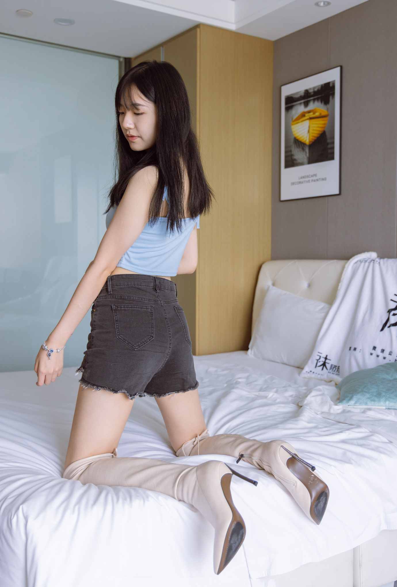 【网盘】[袜啵啵]174期 小甜豆-高跟长靴、白棉袜、裸足