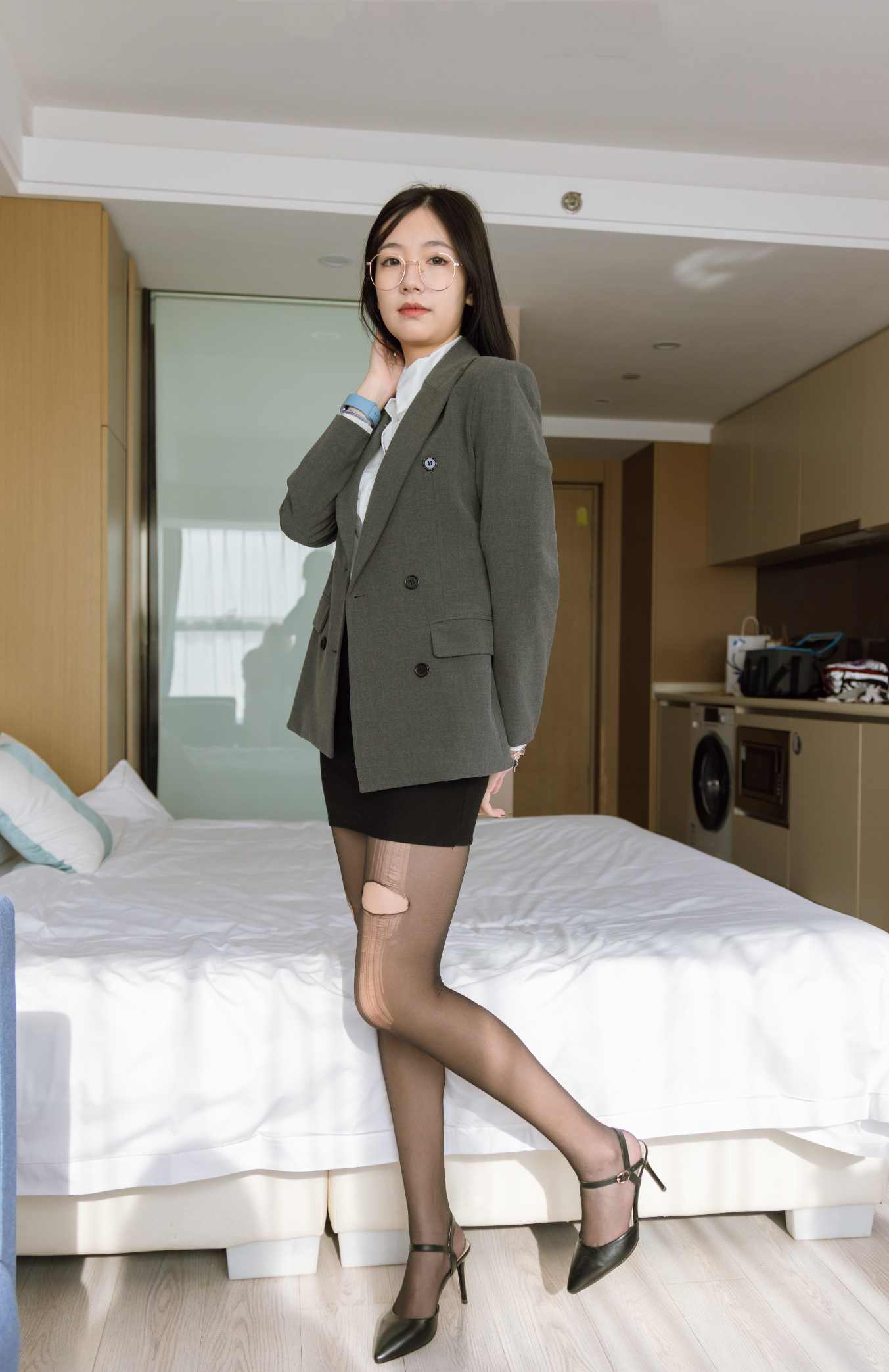 【网盘】[袜啵啵]179期 小甜豆-OL制服、高跟鞋、黑丝、撕丝袜剧情