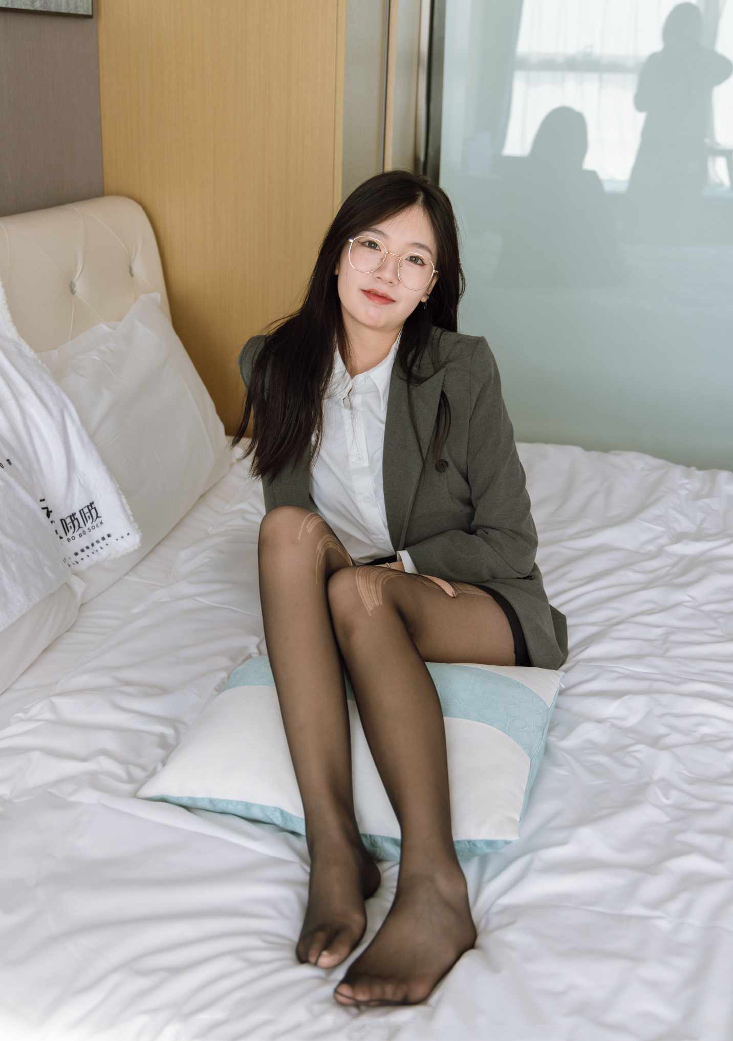 【网盘】[袜啵啵]179期 小甜豆-OL制服、高跟鞋、黑丝、撕丝袜剧情