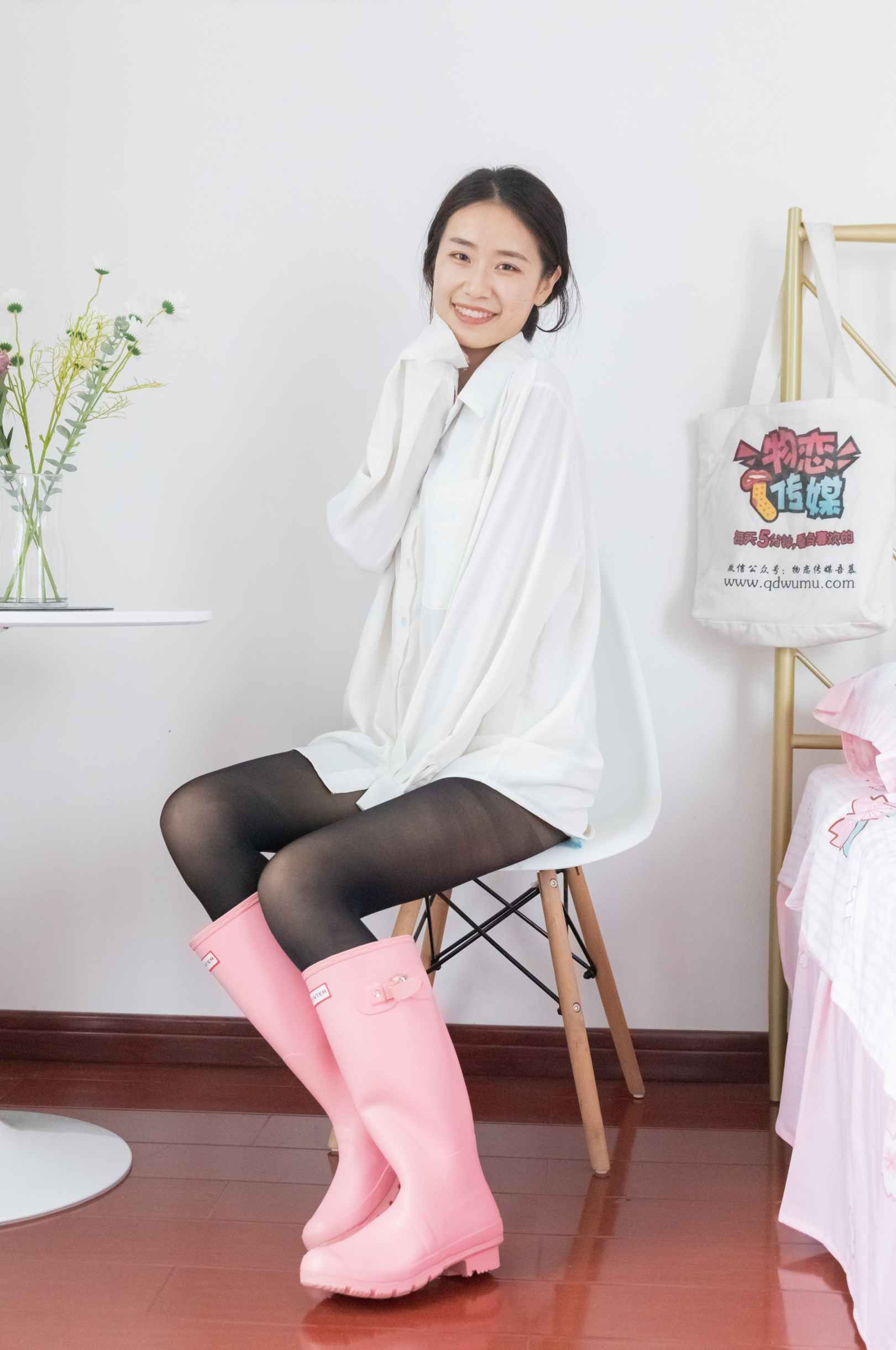 【网盘】物恋传媒 NO.1455 菜菜-粉色小雨靴