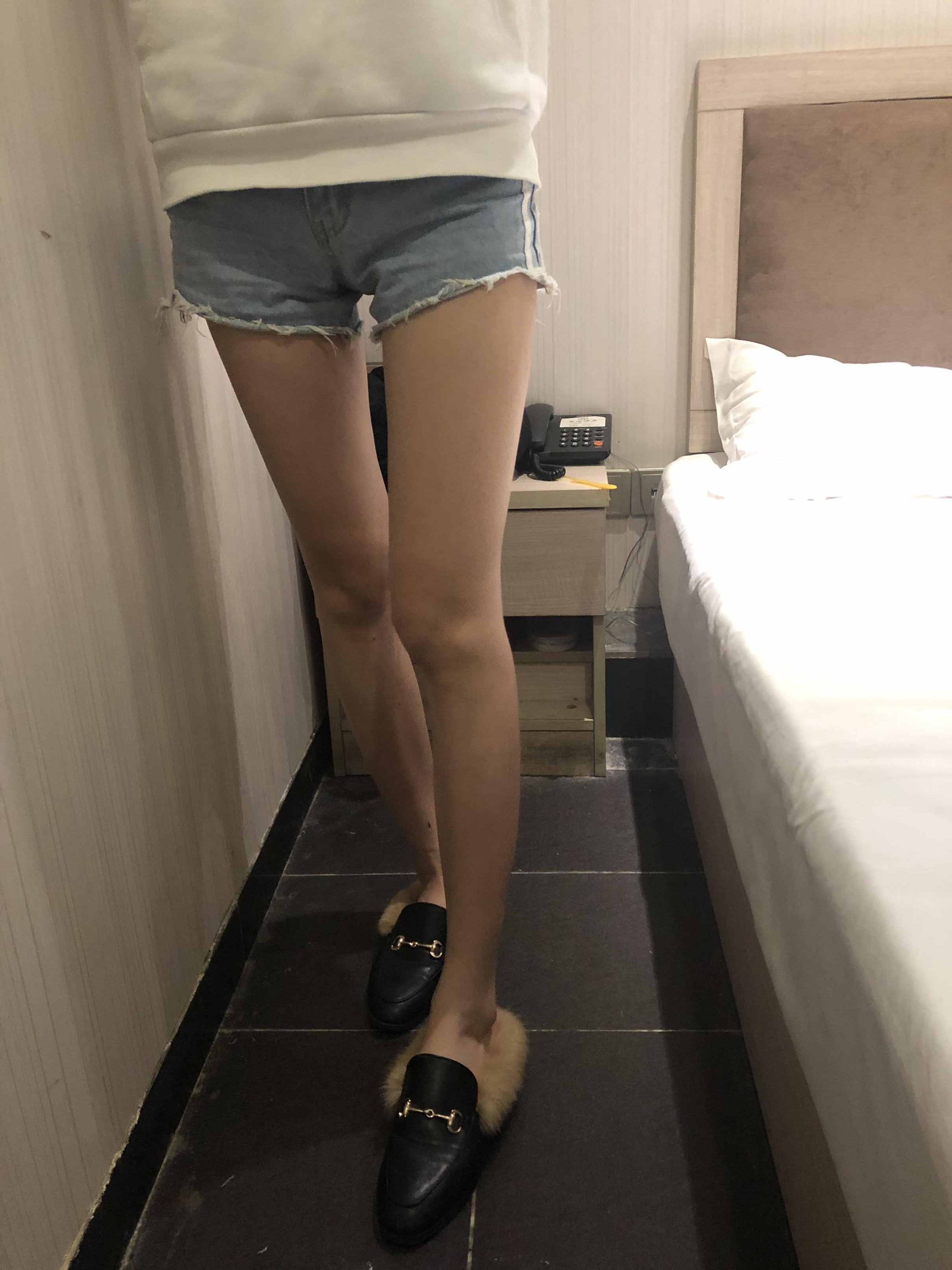 【网盘】约艺术学院细腿班花小姐姐宾馆舔脚