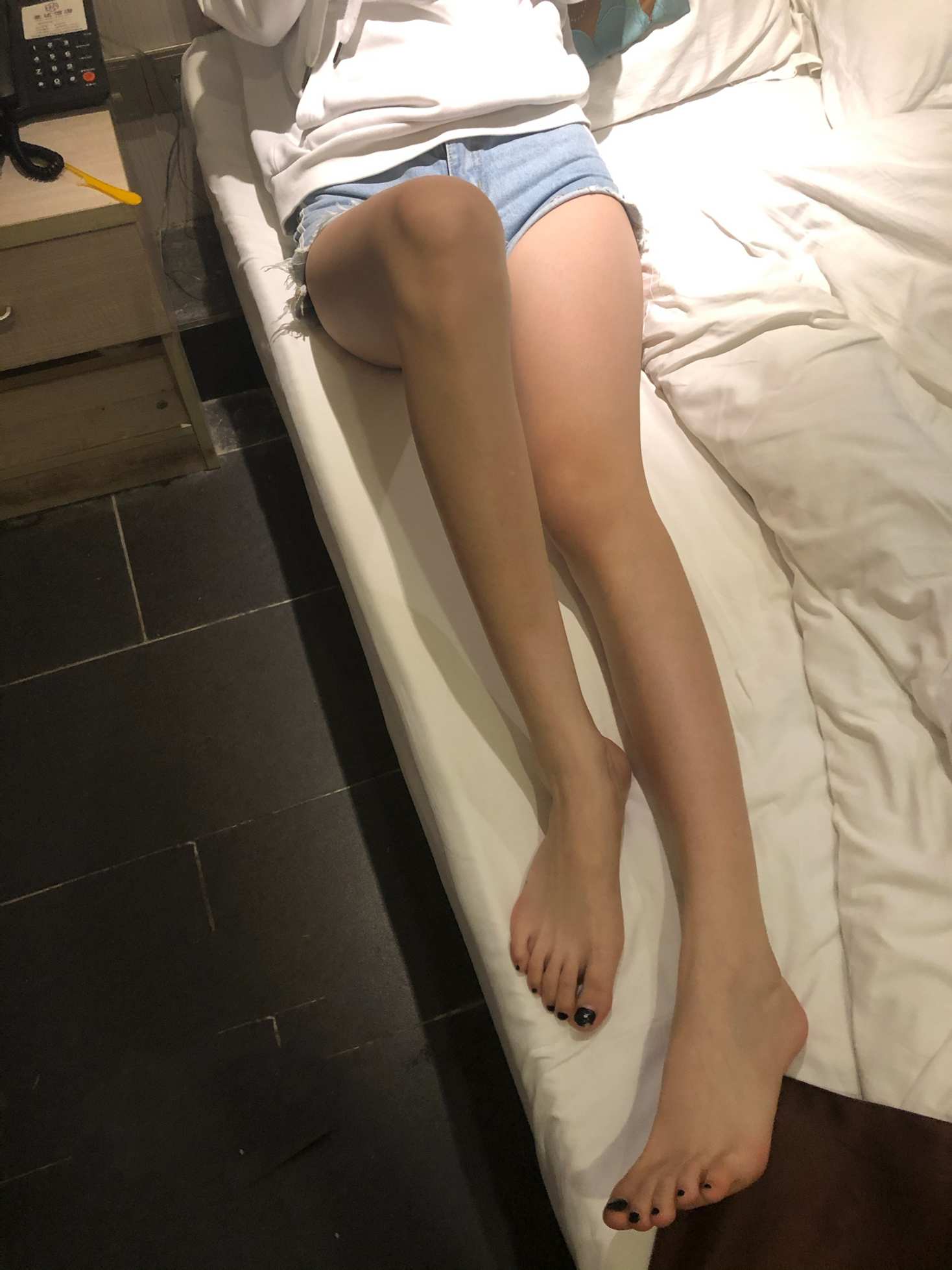 【网盘】约艺术学院细腿班花小姐姐宾馆舔脚