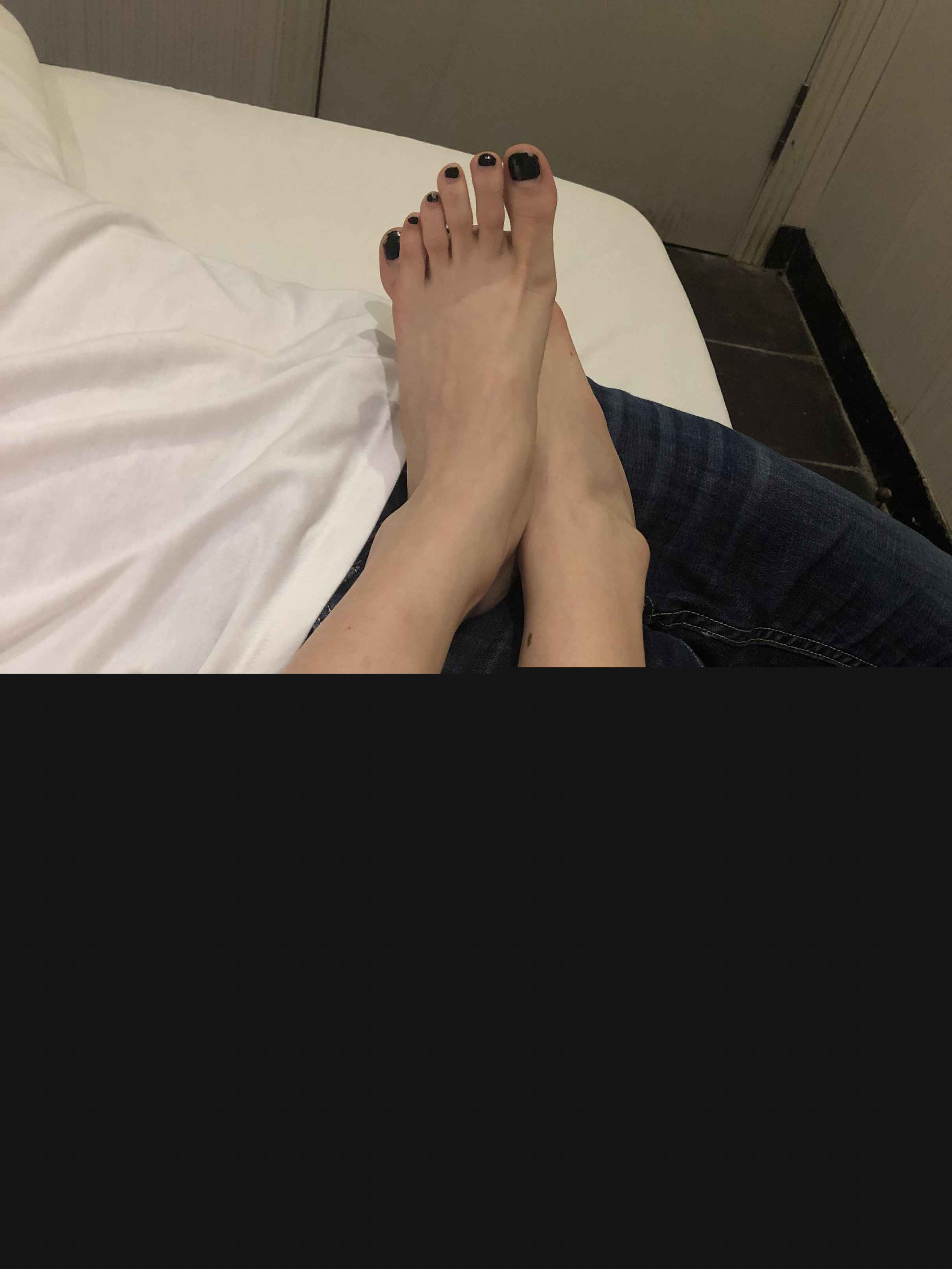 【网盘】约艺术学院细腿班花小姐姐宾馆舔脚