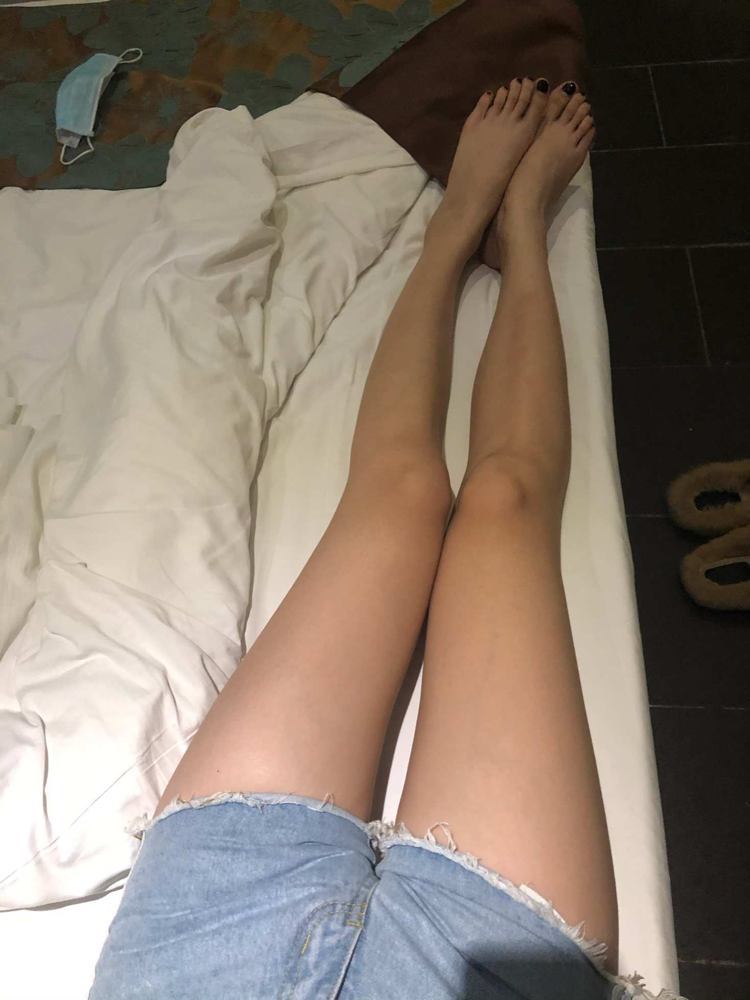 【网盘】约艺术学院细腿班花小姐姐宾馆舔脚