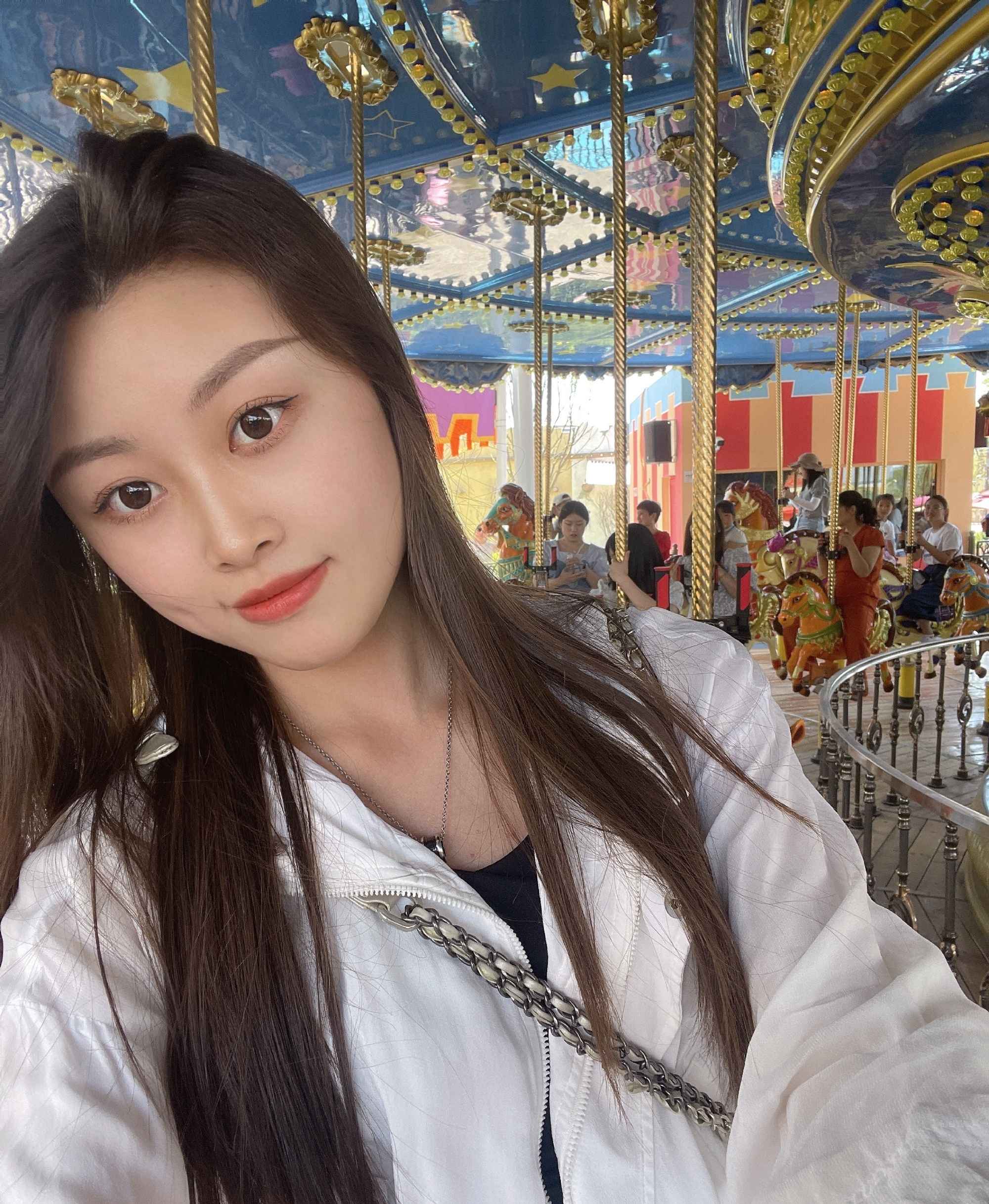 【网盘】老哥约来大四实习长腿美女脱下运动鞋玩舔嫩脚