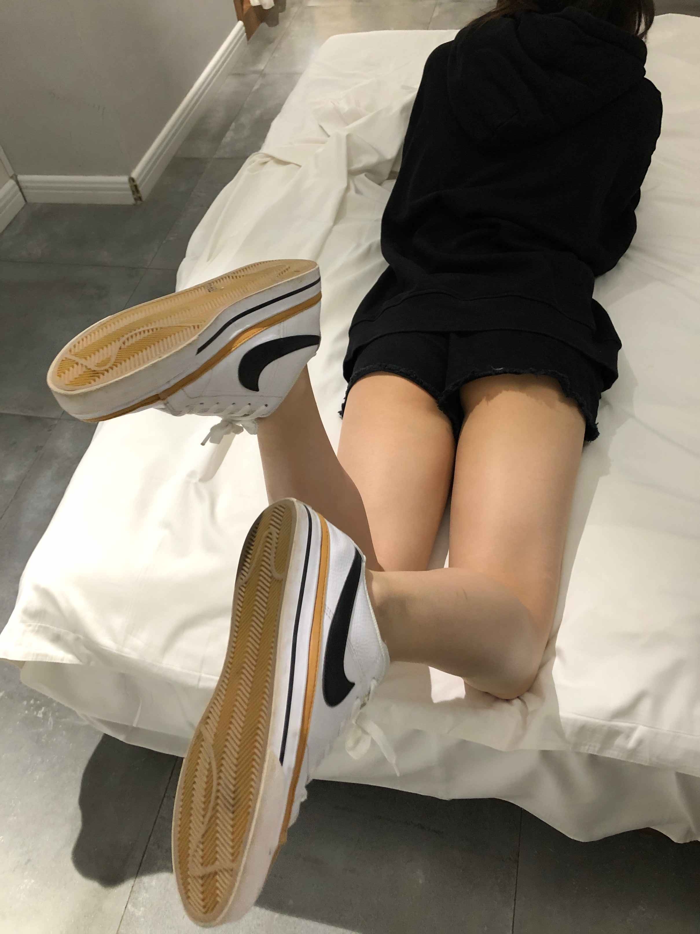 【网盘】老哥约来大四实习长腿美女脱下运动鞋玩舔嫩脚