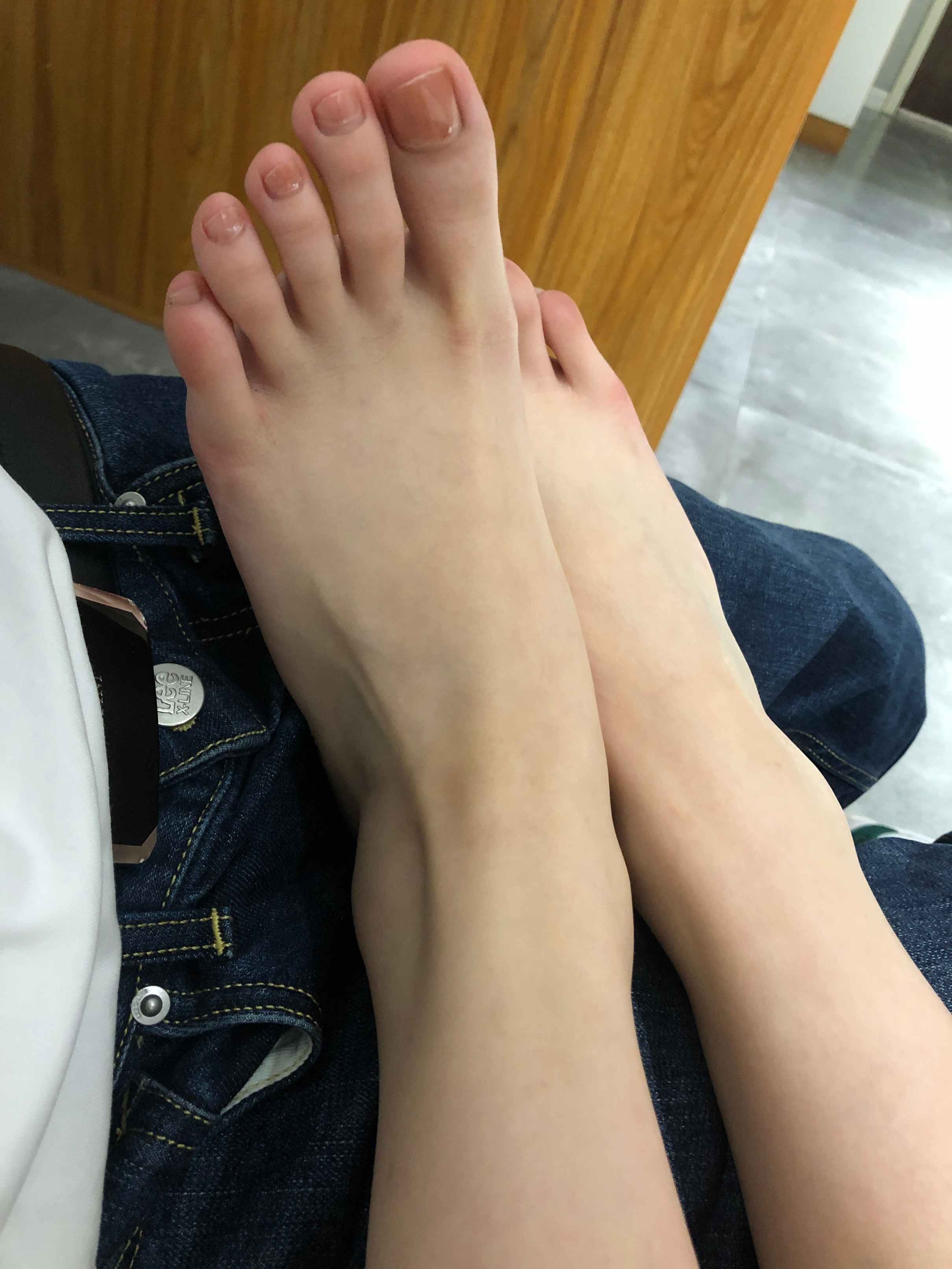 【网盘】老哥约来大四实习长腿美女脱下运动鞋玩舔嫩脚