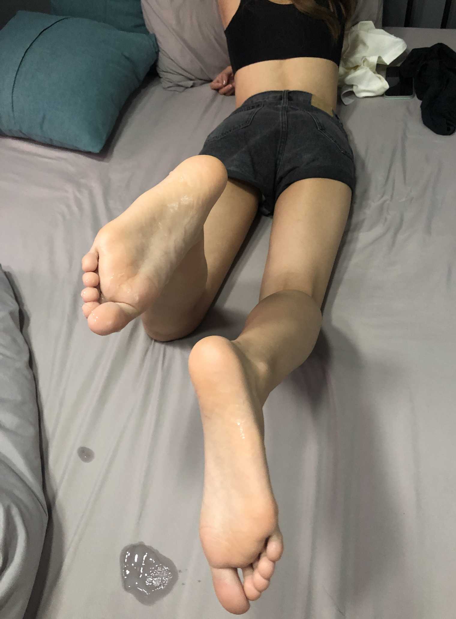 【网盘】约来万粉小网红脱掉夏日短靴激情舔舐美足