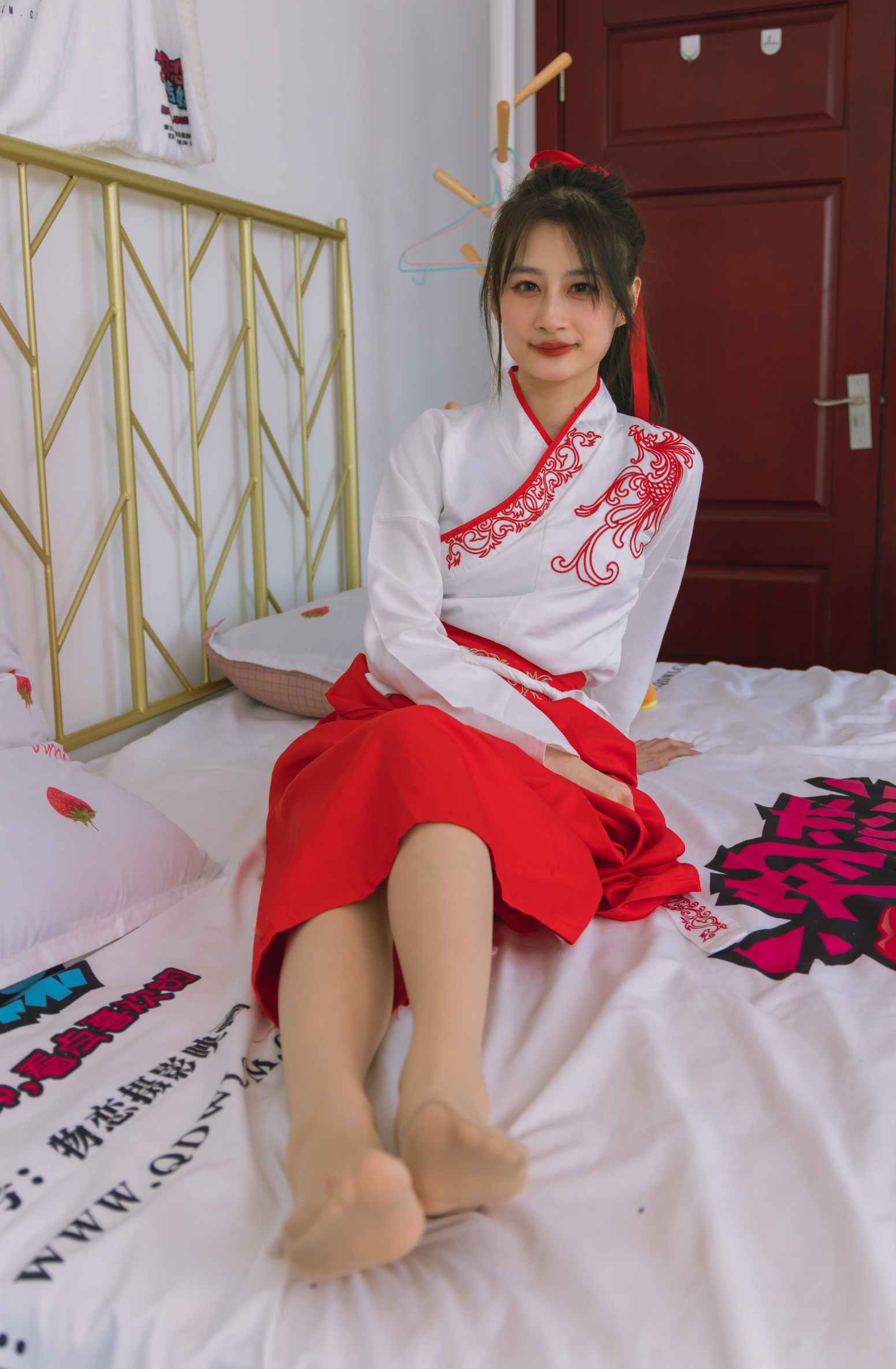 【网盘】物恋传媒 NO.1482 卿卿-红衣少女