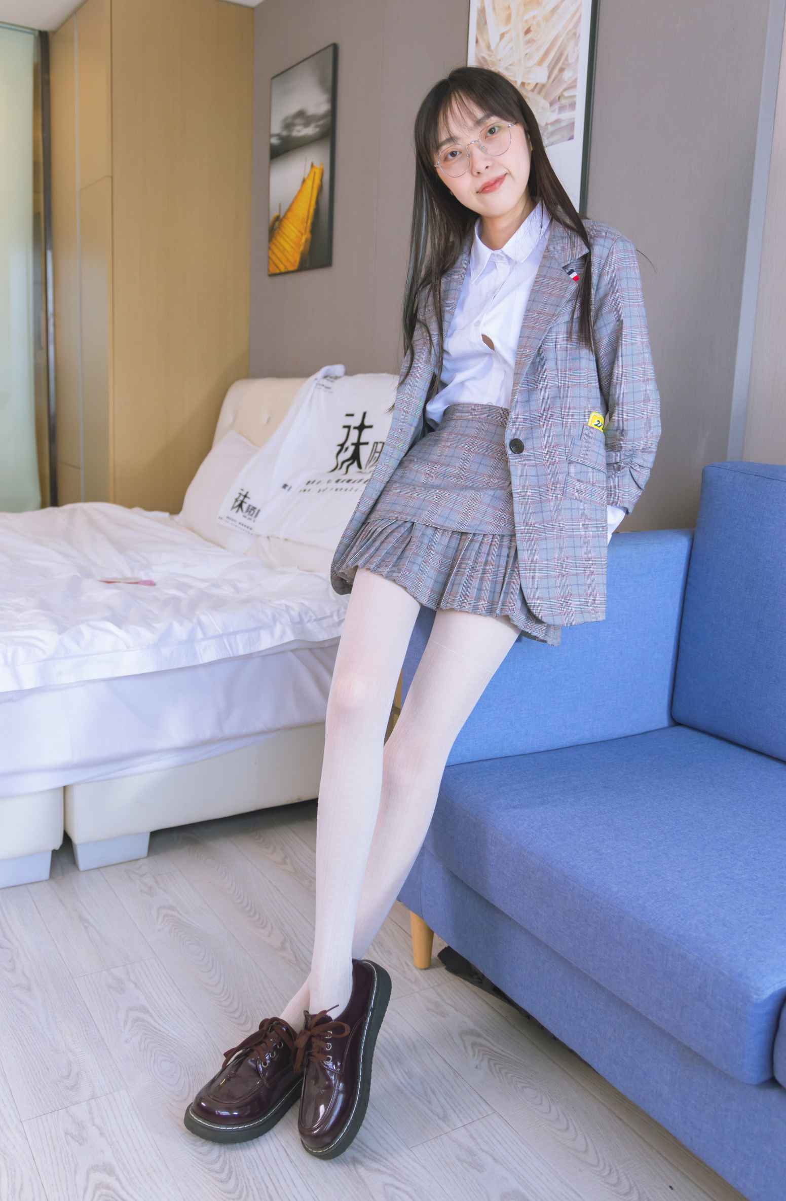 【网盘】[袜啵啵]202期 稚予-皮鞋、白色蕾丝丝袜、ol风