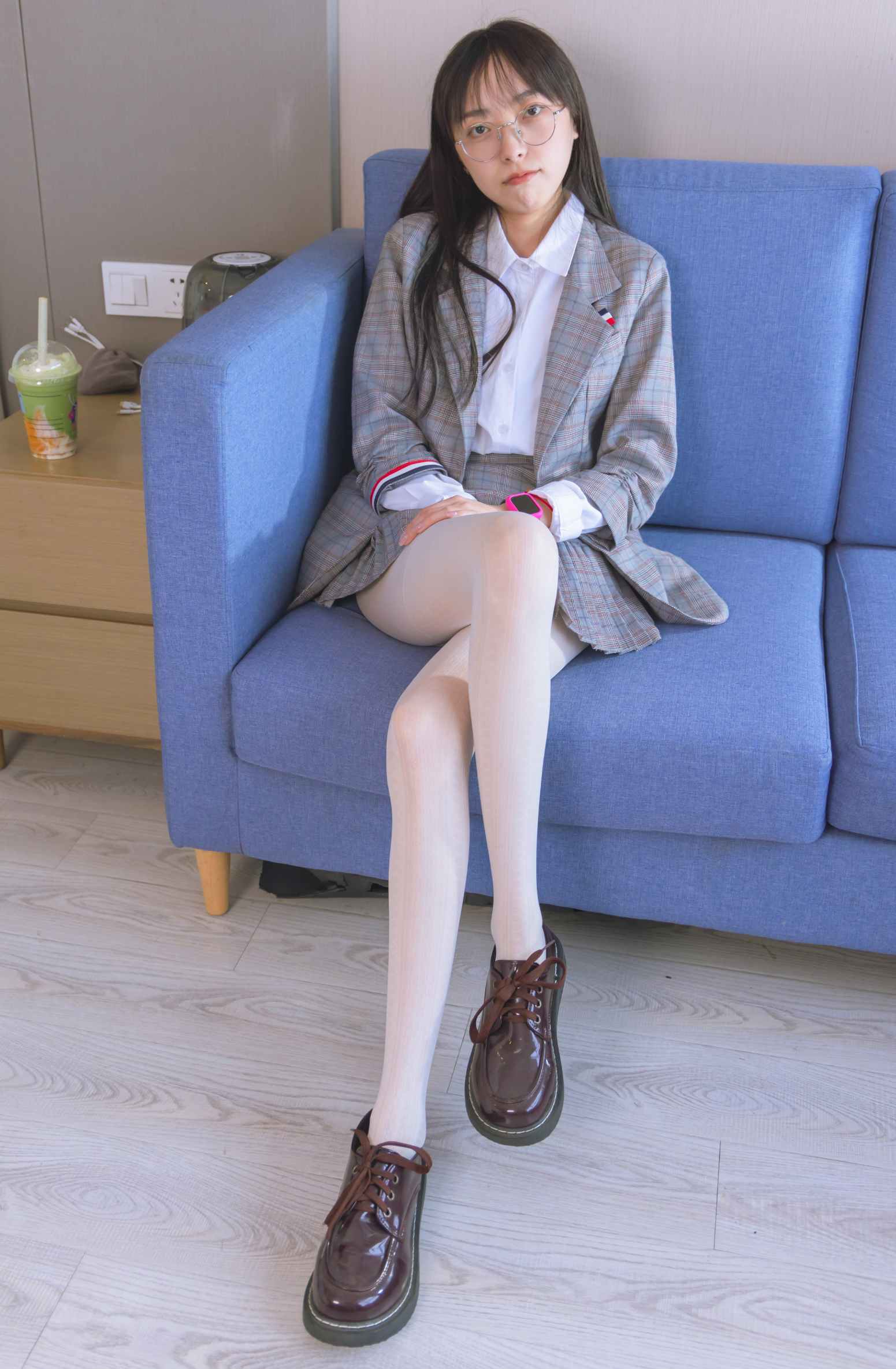 【网盘】[袜啵啵]202期 稚予-皮鞋、白色蕾丝丝袜、ol风