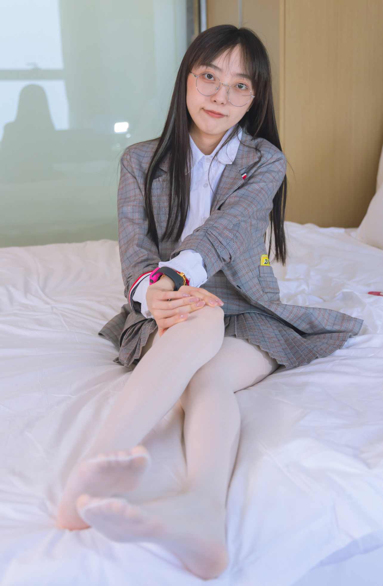 【网盘】[袜啵啵]202期 稚予-皮鞋、白色蕾丝丝袜、ol风