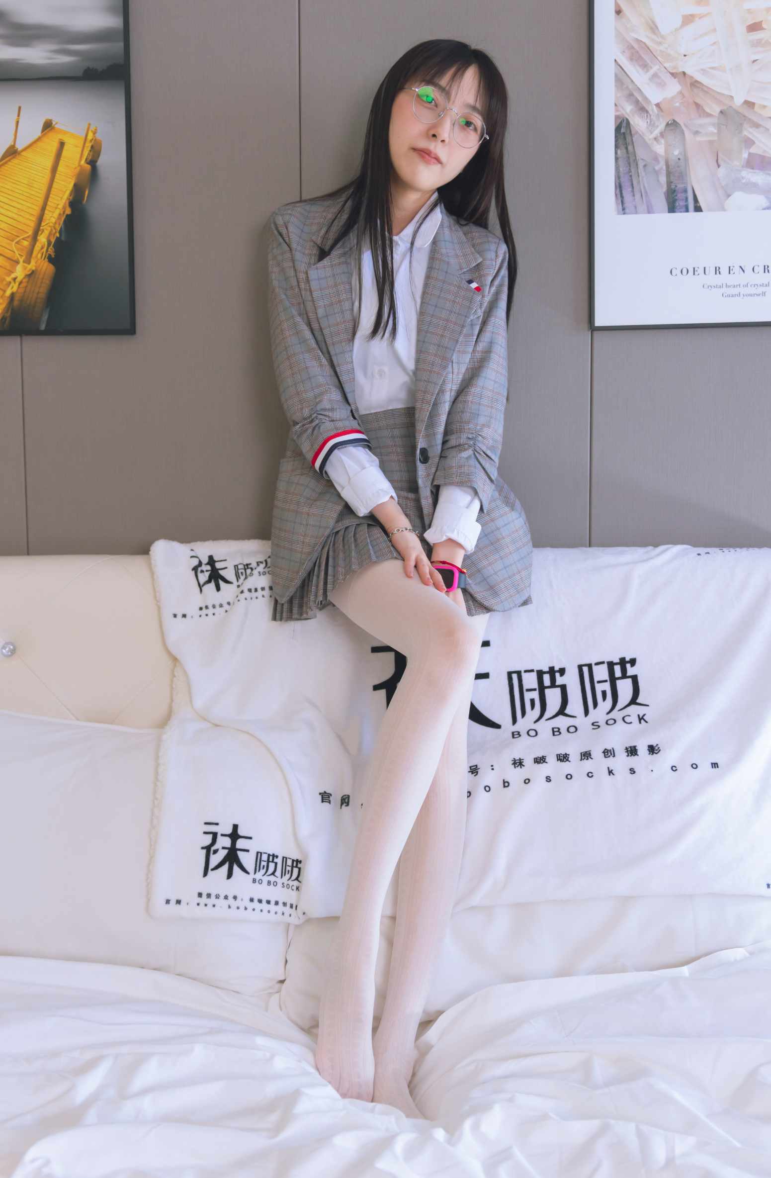 【网盘】[袜啵啵]202期 稚予-皮鞋、白色蕾丝丝袜、ol风