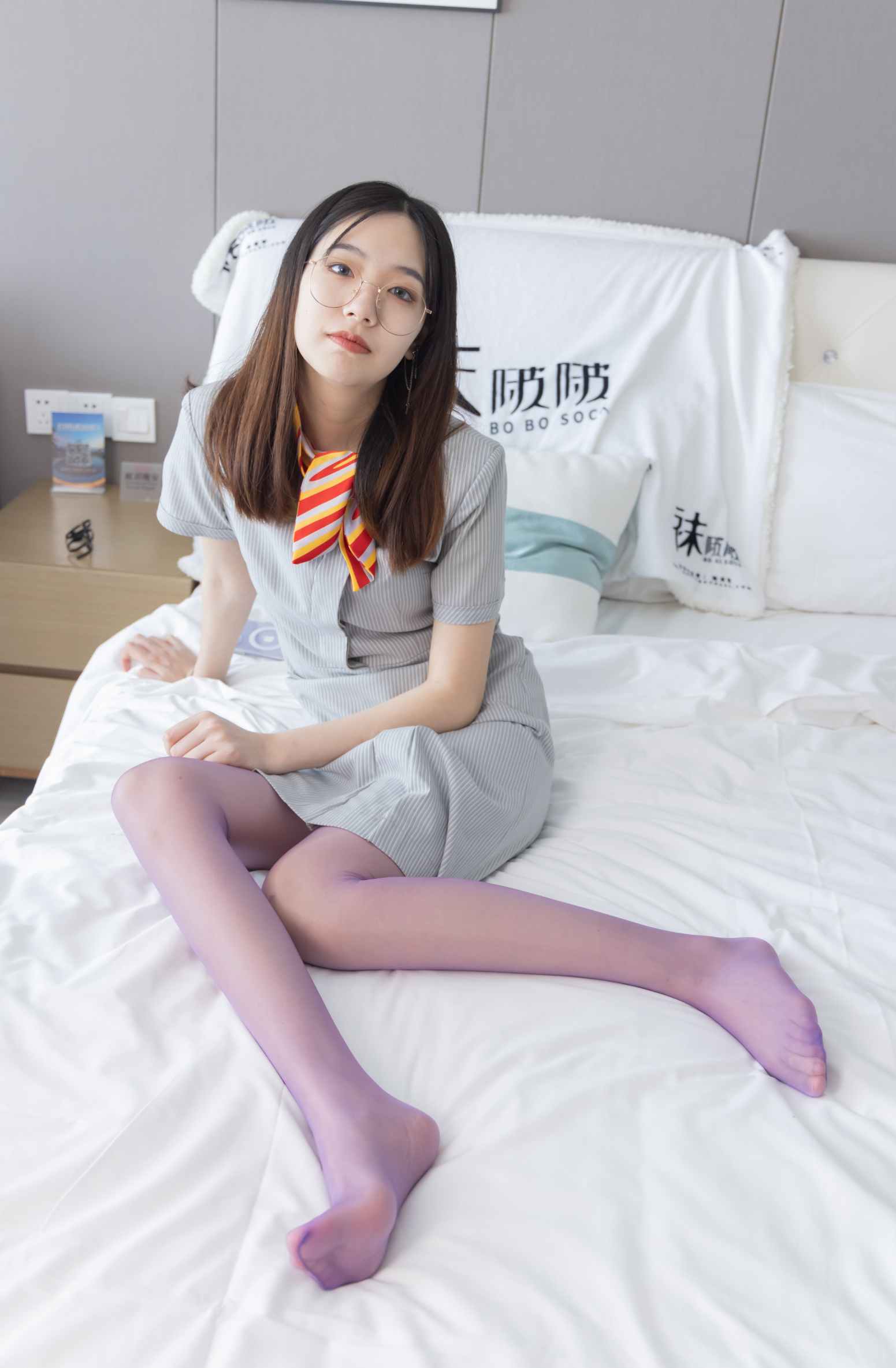 【网盘】[袜啵啵]205期 小甜豆-白色高跟鞋、紫色油亮丝袜