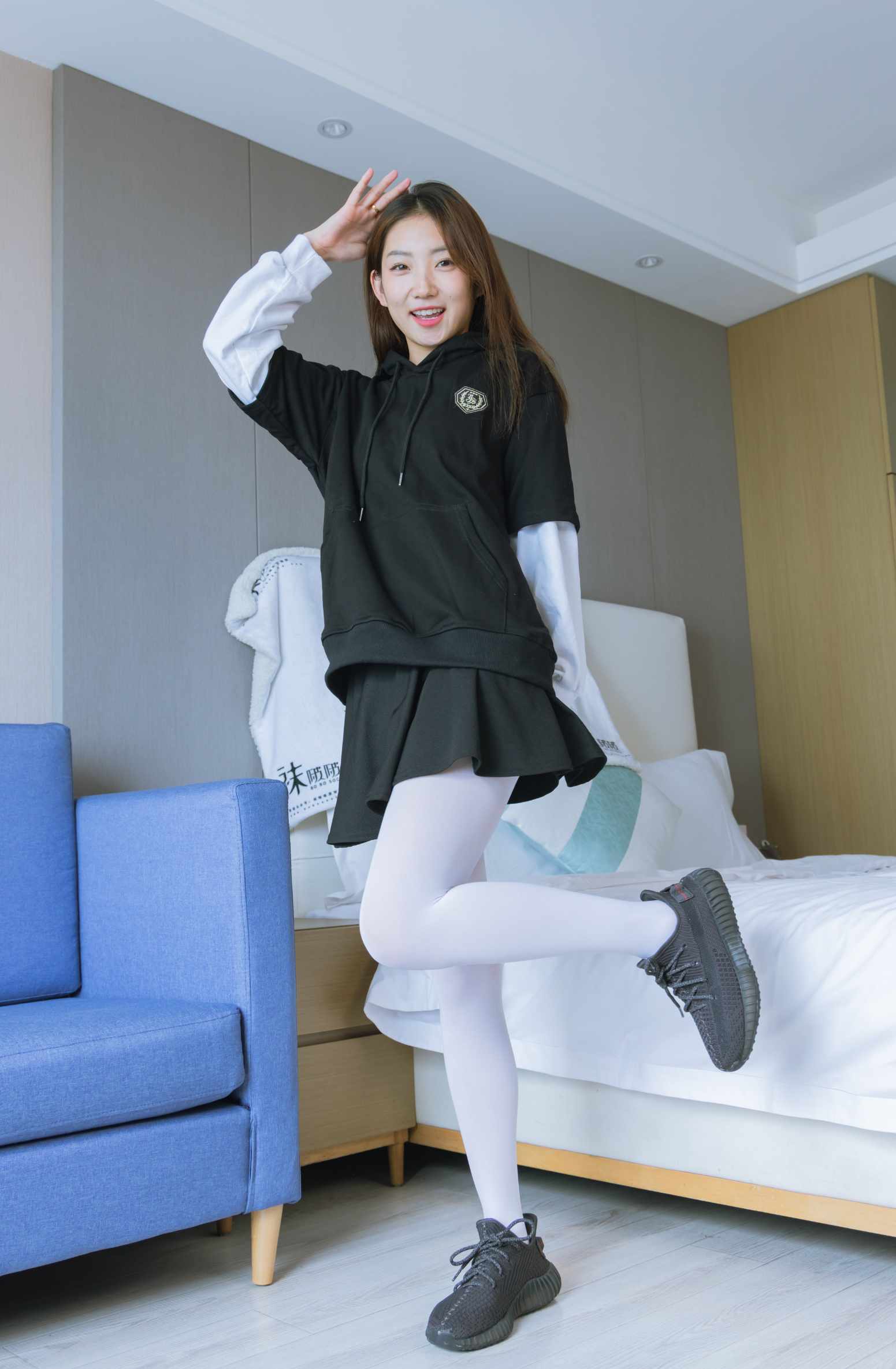 【网盘】[袜啵啵]214期 小沫-黑色运动鞋、厚白丝