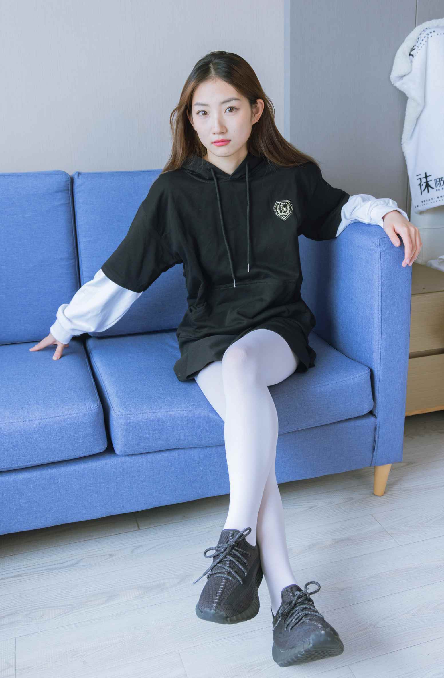 【网盘】[袜啵啵]214期 小沫-黑色运动鞋、厚白丝