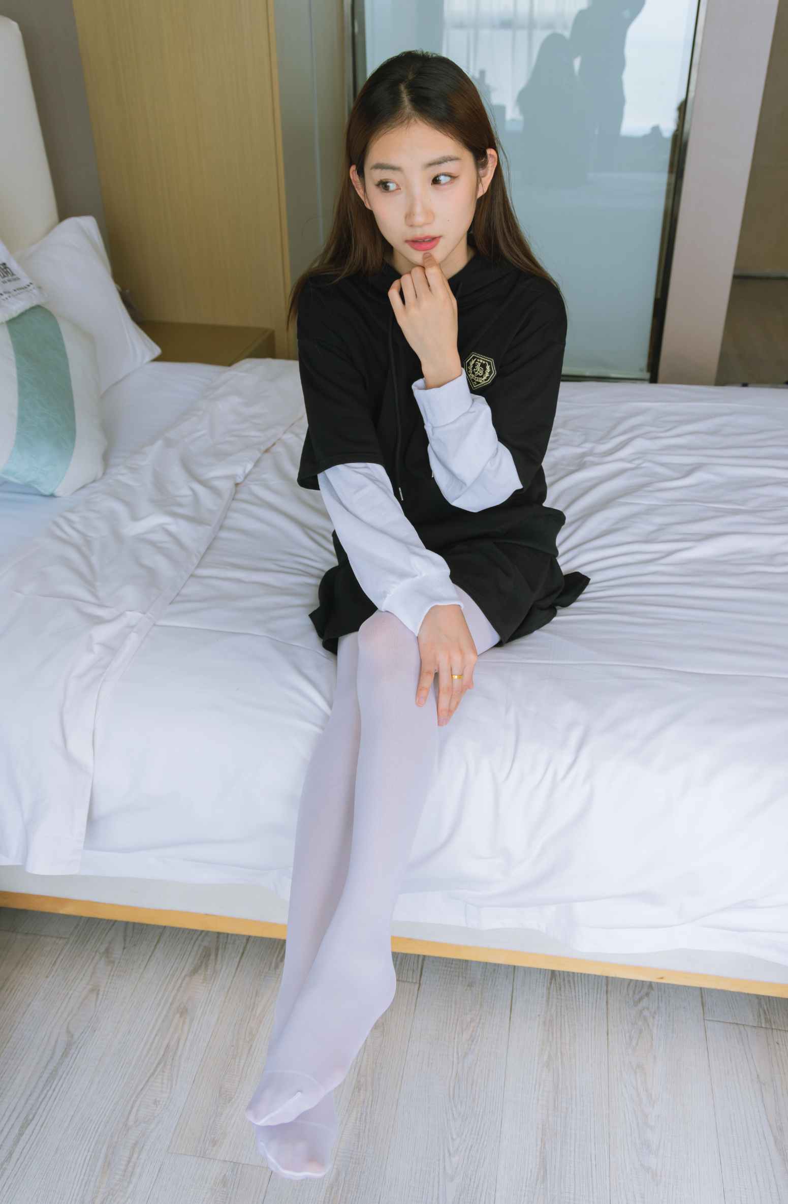 【网盘】[袜啵啵]214期 小沫-黑色运动鞋、厚白丝