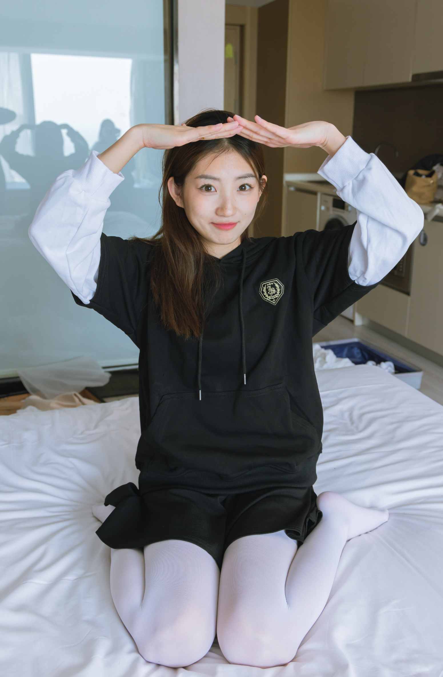 【网盘】[袜啵啵]214期 小沫-黑色运动鞋、厚白丝