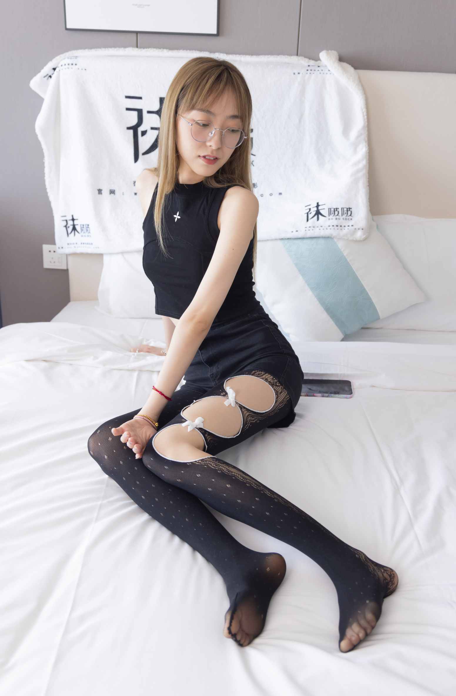 【网盘】[袜啵啵]219期 稚予-板鞋、拖鞋、厚黑丝、蕾丝黑丝