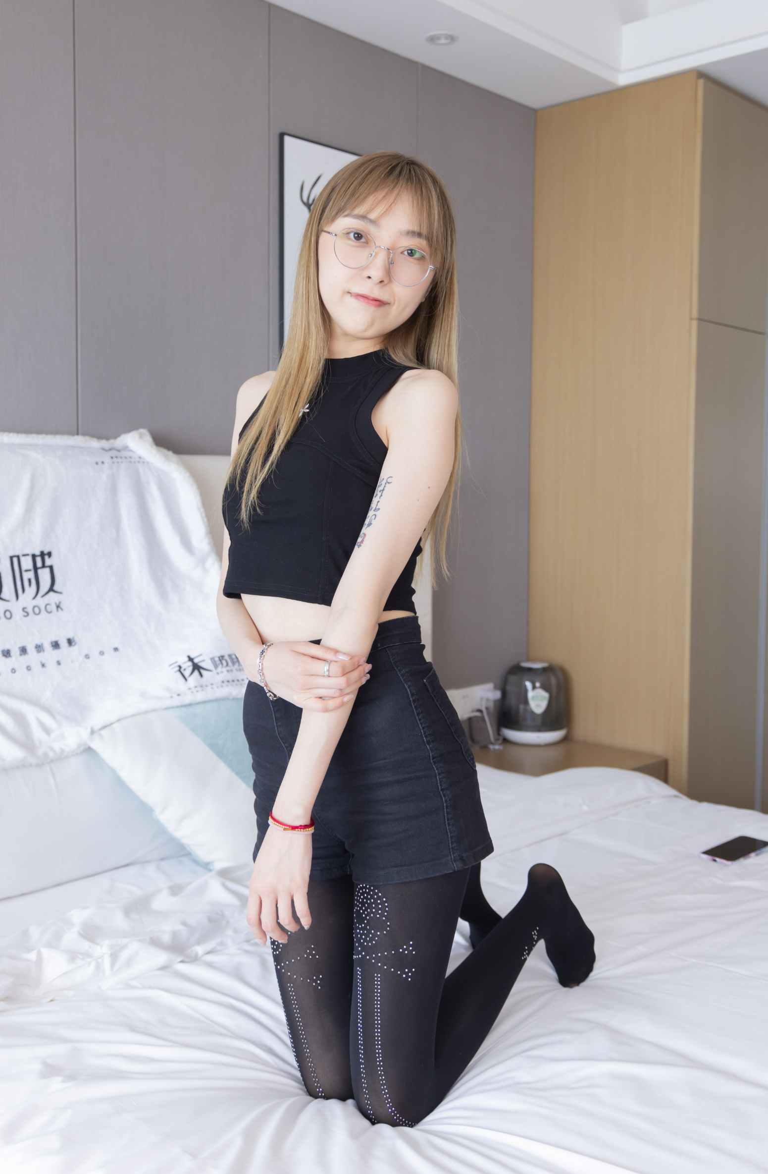 【网盘】[袜啵啵]219期 稚予-板鞋、拖鞋、厚黑丝、蕾丝黑丝