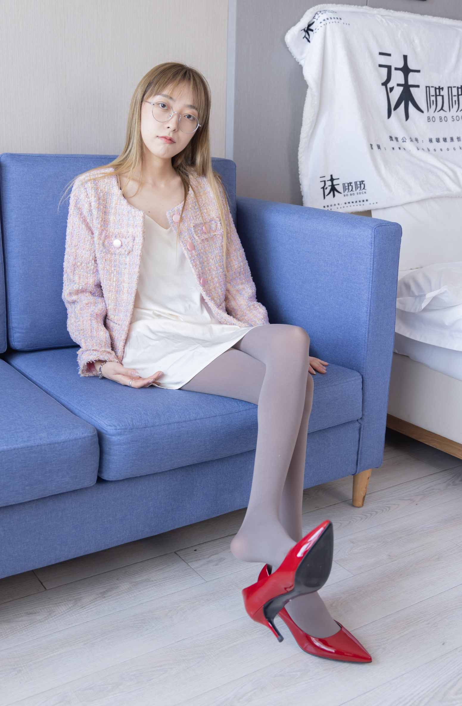 【网盘】[袜啵啵]225期 稚予-两双高跟鞋、厚灰丝