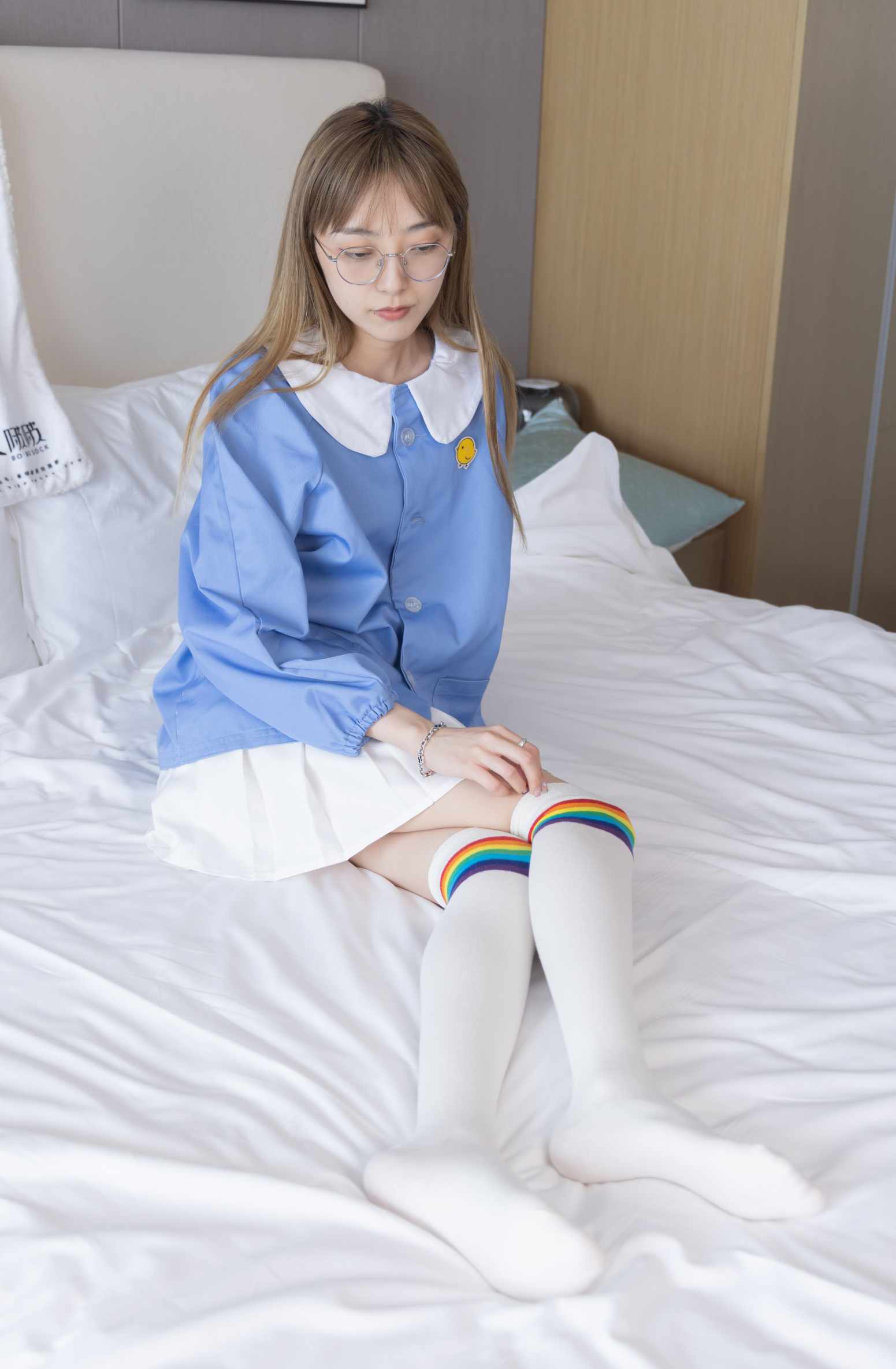 【网盘】[袜啵啵]229期 稚予-板鞋、皮鞋、两双大腿袜