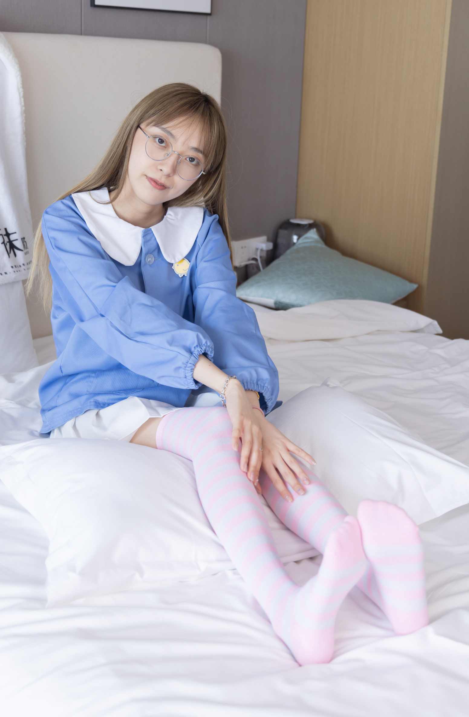 【网盘】[袜啵啵]229期 稚予-板鞋、皮鞋、两双大腿袜