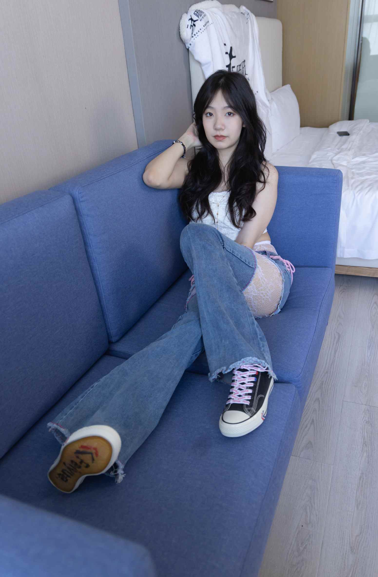 【网盘】[袜啵啵]231期 小甜豆-板鞋、白色蕾丝袜、可拆卸牛仔裤、裤里丝