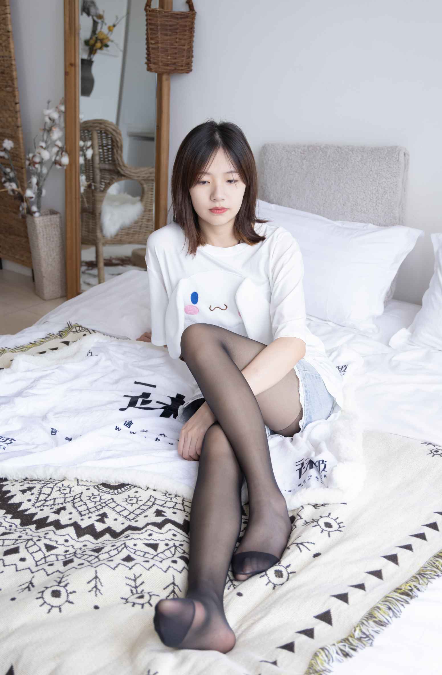 【网盘】[袜啵啵]233期 小甜豆-板鞋、黑丝