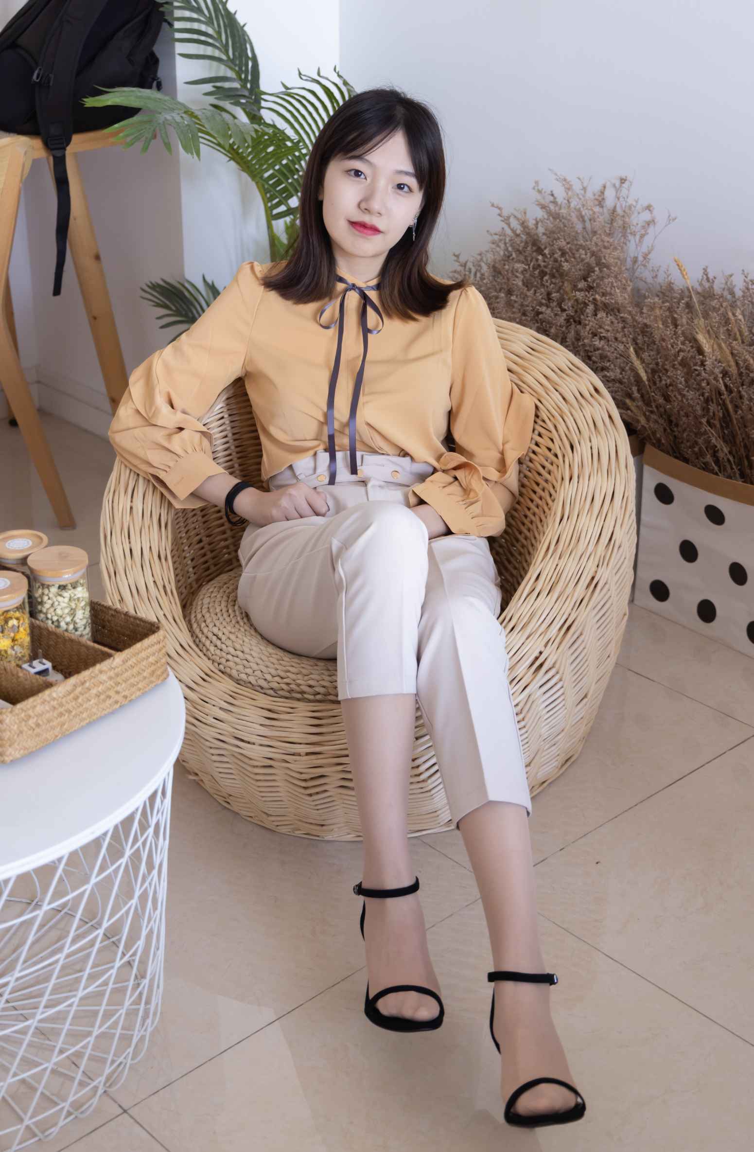 【网盘】[袜啵啵]240期 小甜豆-三双高跟鞋、肉丝、裸足