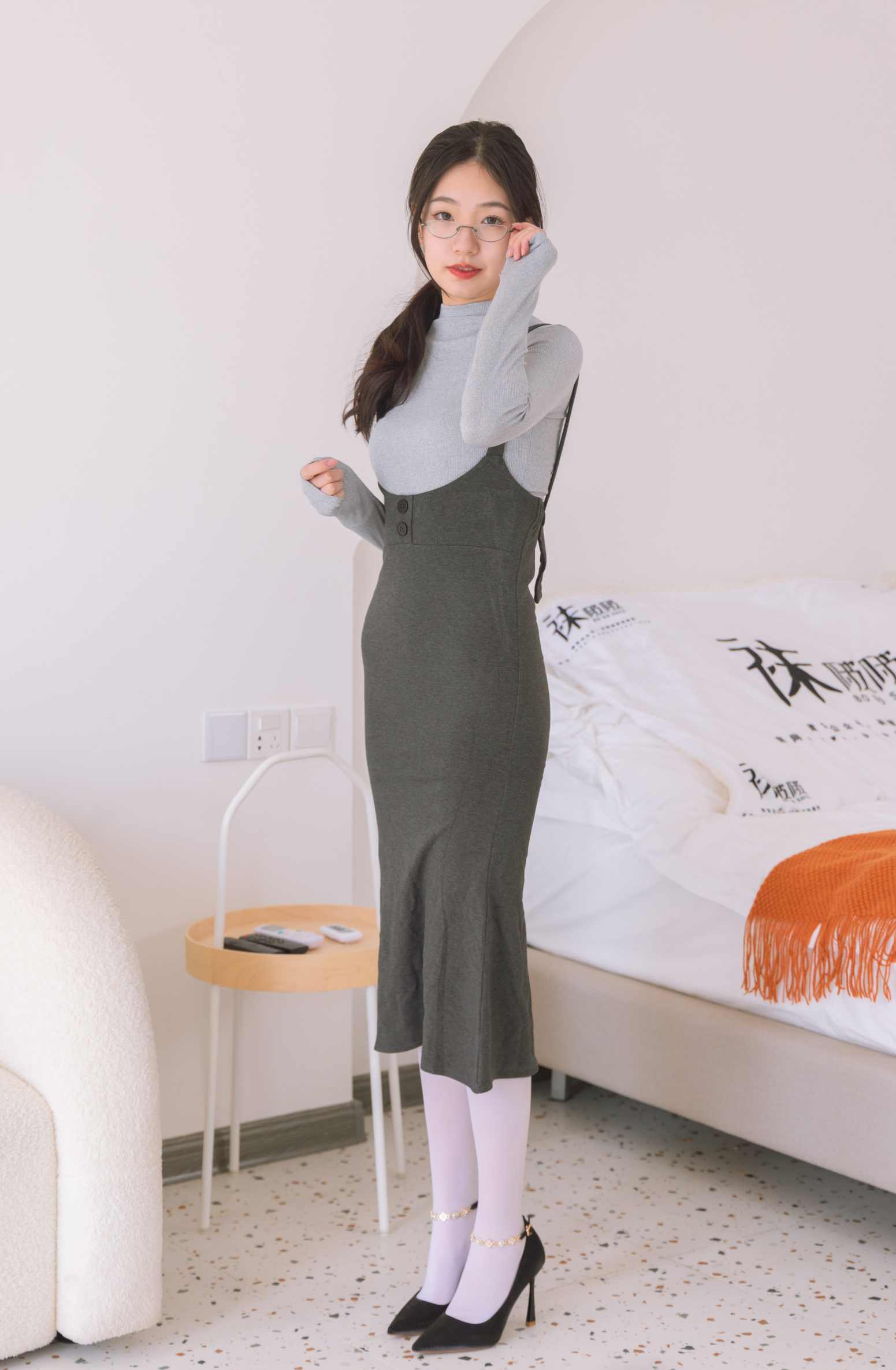 【网盘】[袜啵啵]242期 小甜豆-高跟鞋、厚白丝