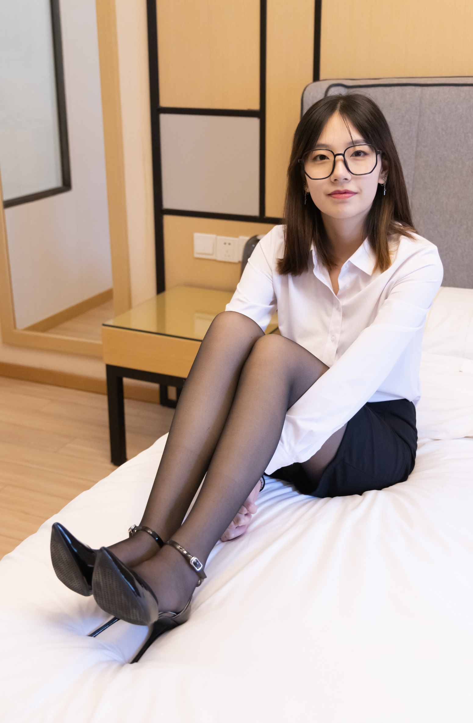 【网盘】[袜啵啵]244期 小甜豆-高跟鞋、黑丝、ol制服