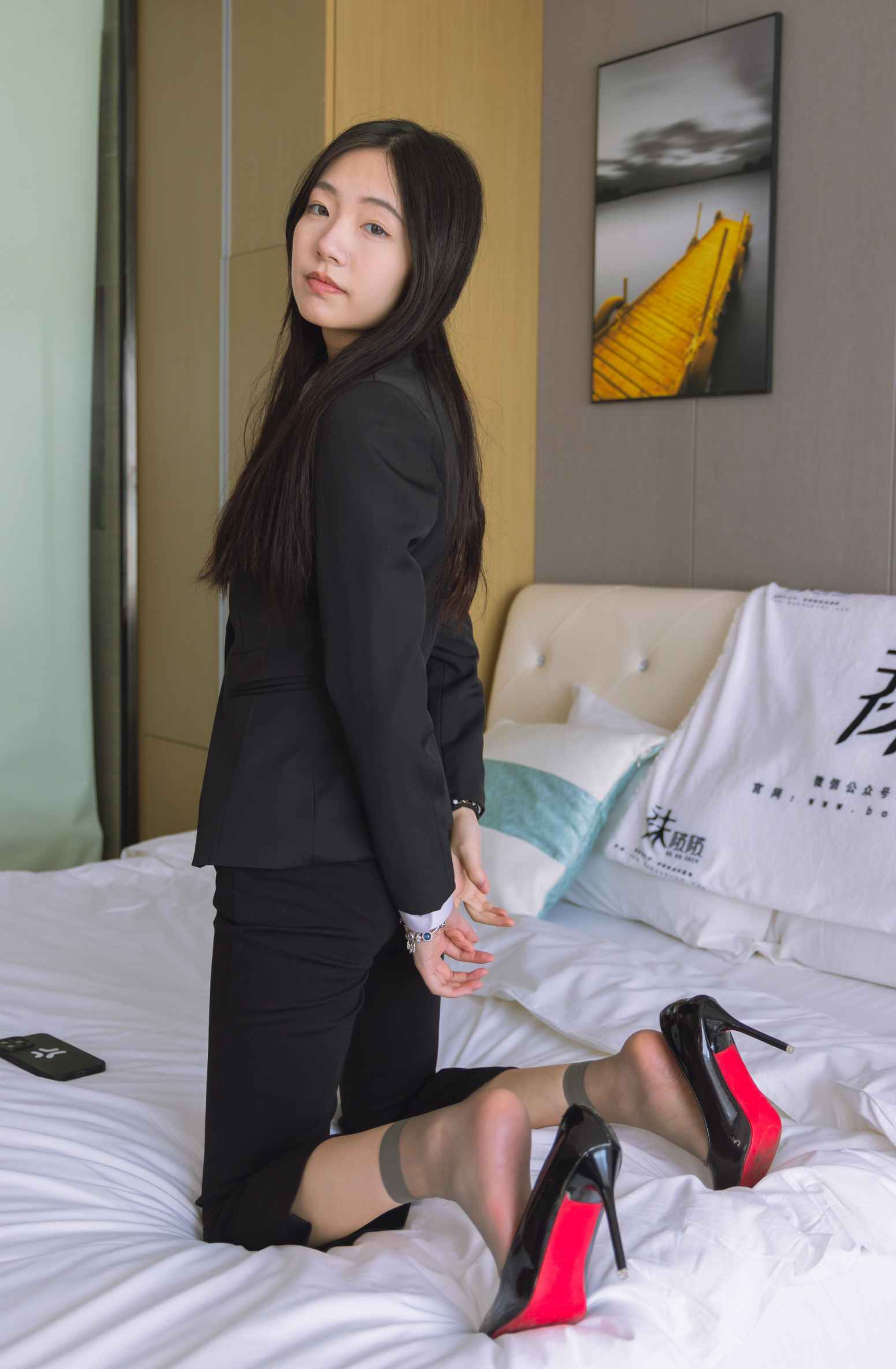 【网盘】[袜啵啵]245期 小甜豆-高跟鞋、短灰丝