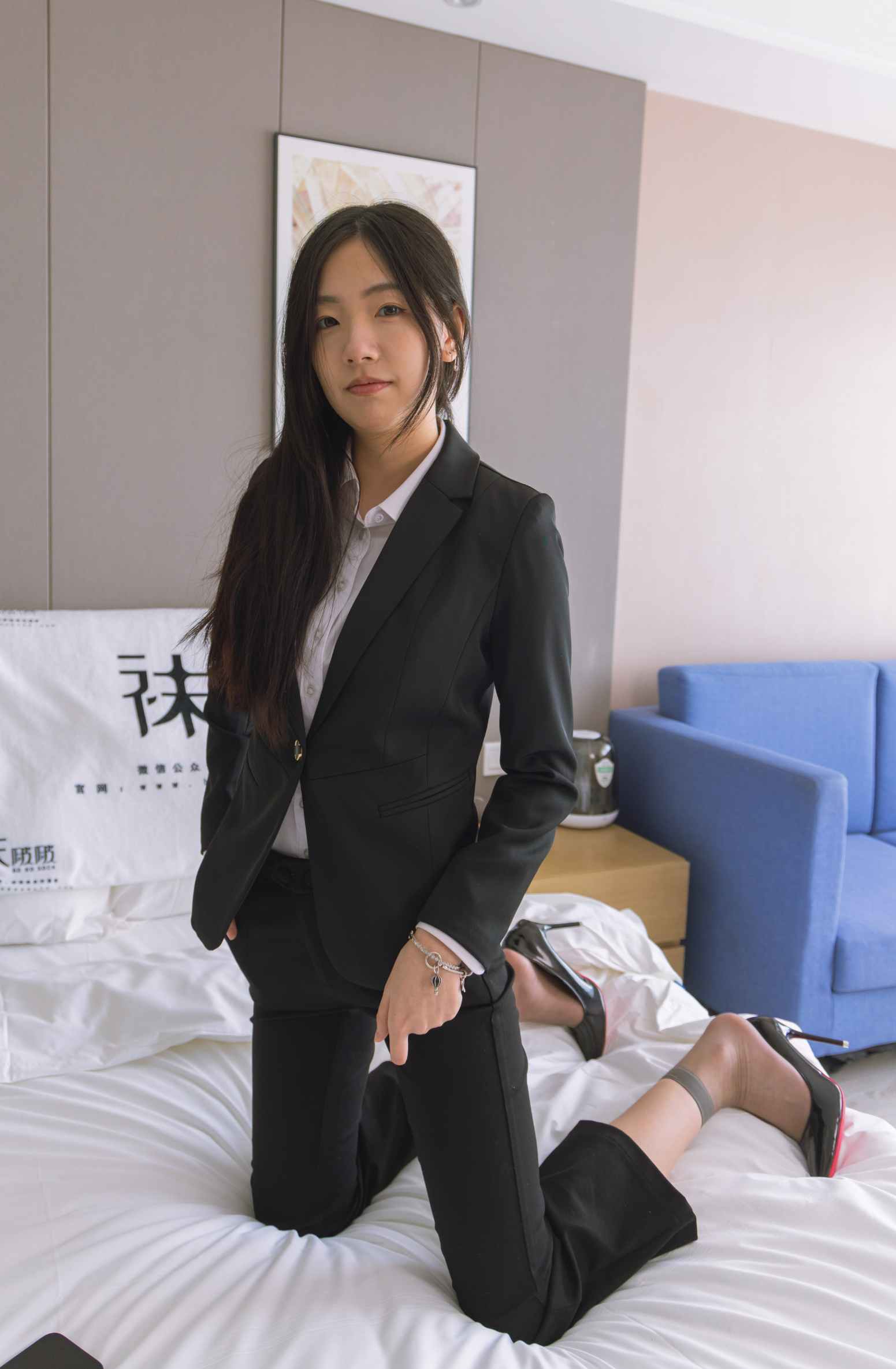 【网盘】[袜啵啵]245期 小甜豆-高跟鞋、短灰丝