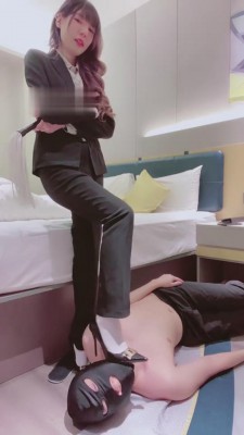 【网盘】【陈甜女蒂】老师制服短白丝高跟惩罚踩踏学生 bf6333