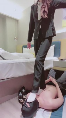 【网盘】【陈甜女蒂】老师制服短白丝高跟惩罚踩踏学生 bf6333