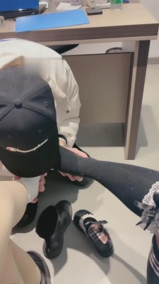 【网盘】【哆哆】办公室剧情-老板沦落下属和秘书的擦鞋器 bf6653