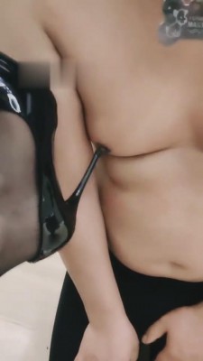 【网盘】【姑姑】原味黑丝高跟蹂躏脚下奴 bf6943