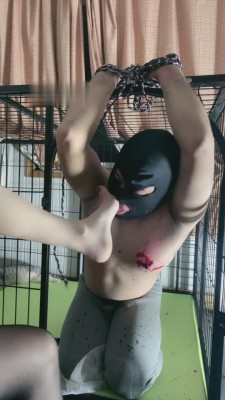 【网盘】【月影儿】囚禁狗笼-强制圣水/夹子虐舌头/滴蜡虐乳 bf7001