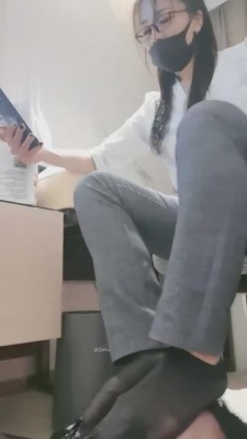 【网盘】【小蚂蚁女王】职业装-白领驯化员工做人形犬-下贱狗奴 bf7082