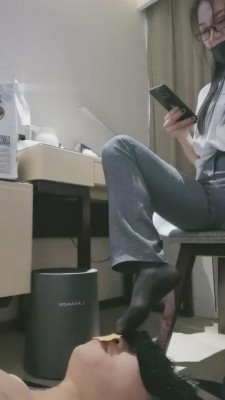 【网盘】【小蚂蚁女王】职业装-白领驯化员工做人形犬-下贱狗奴 bf7082